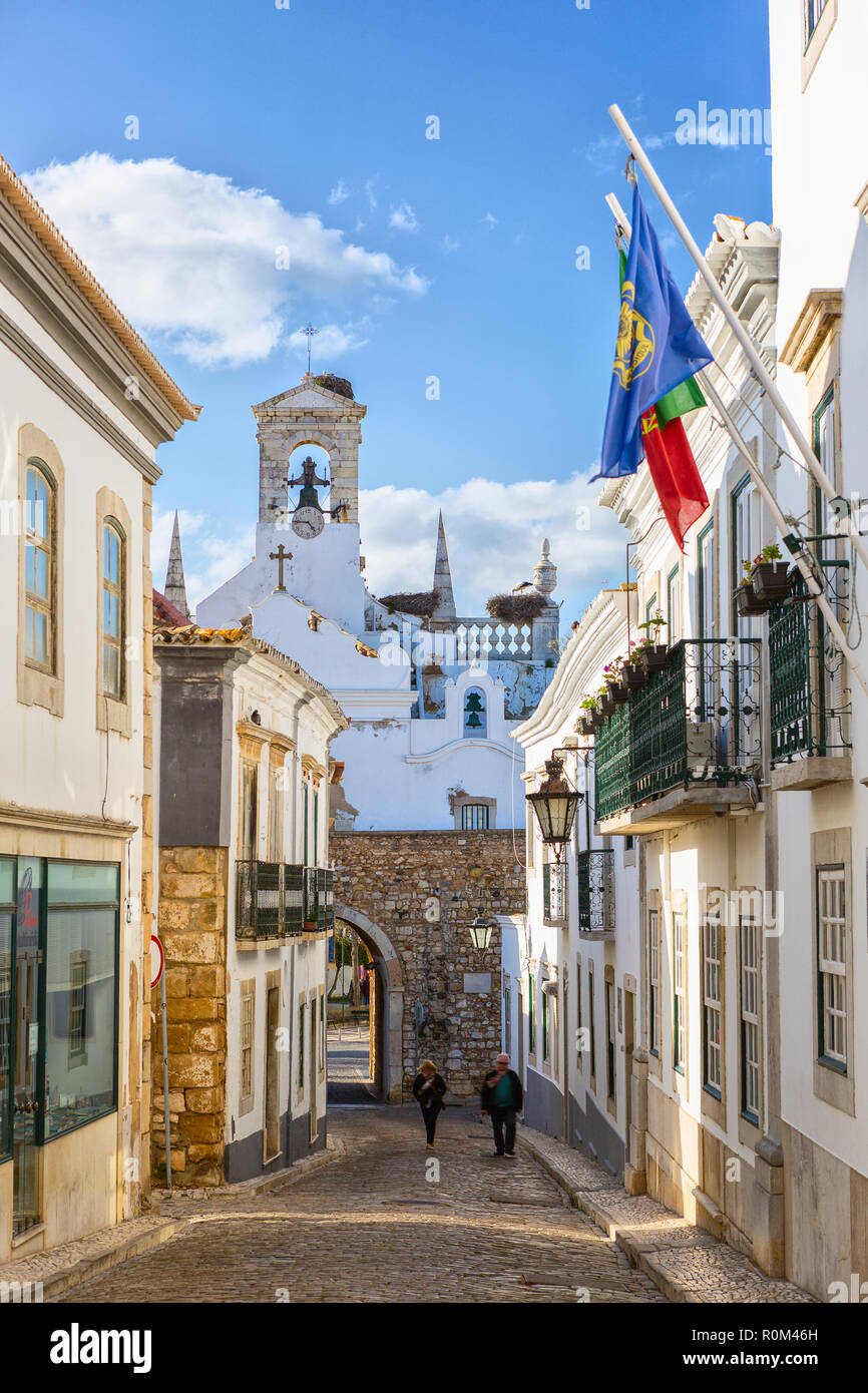 Gasse in der Altstadt von Faro, Algarve, Portugal. Stockfoto