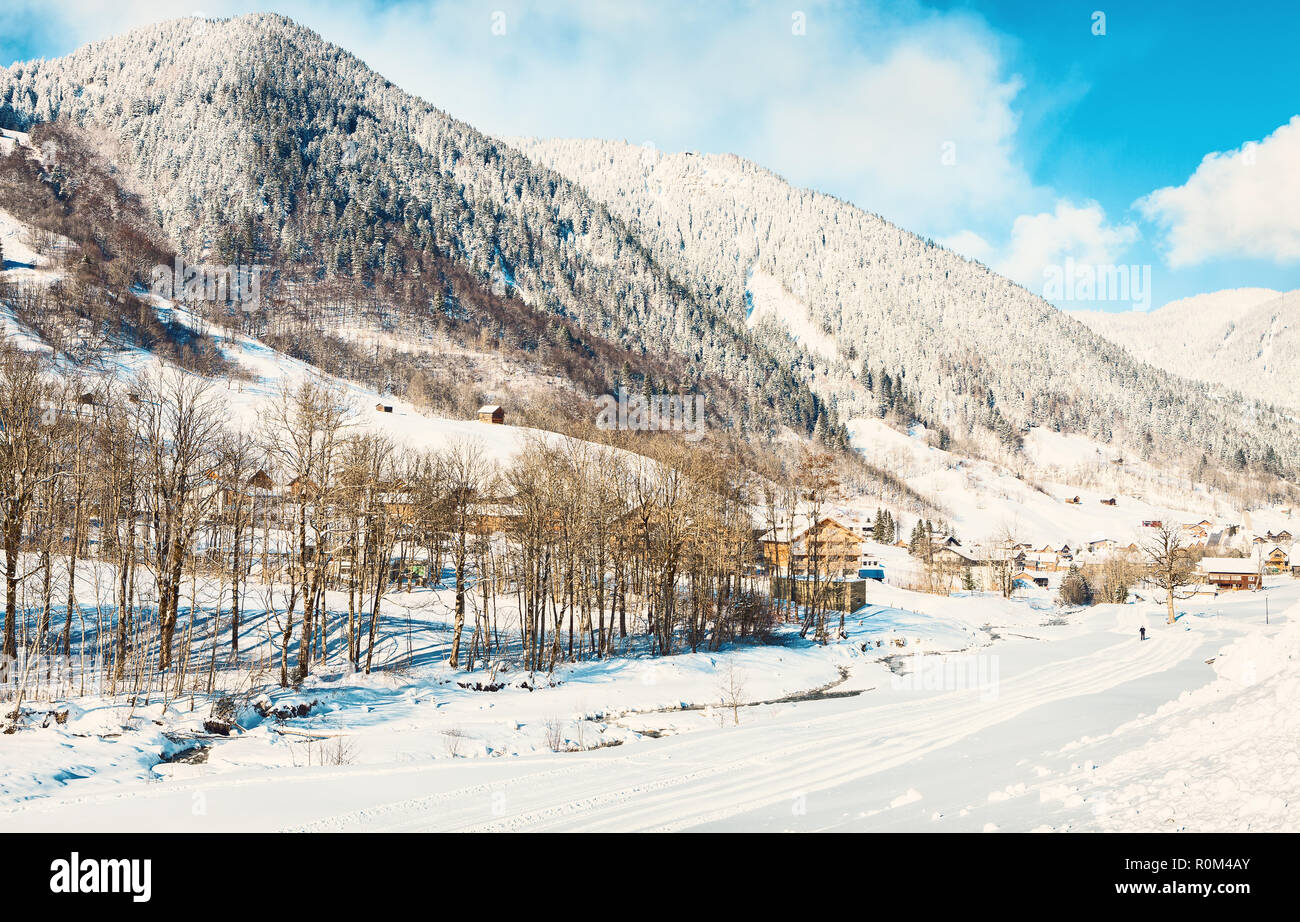 Ein Blick auf die schneebedeckten Alpen Berge im Winter sonniger Morgen, Marke, Bludenz, Vorarlberg, Österreich. Getönten Bild. Stockfoto