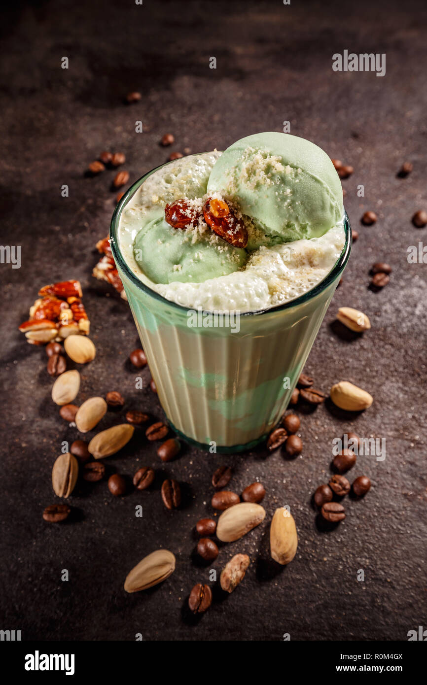 Eiskaffee mit Milch und Pistazieneis Stockfotografie - Alamy