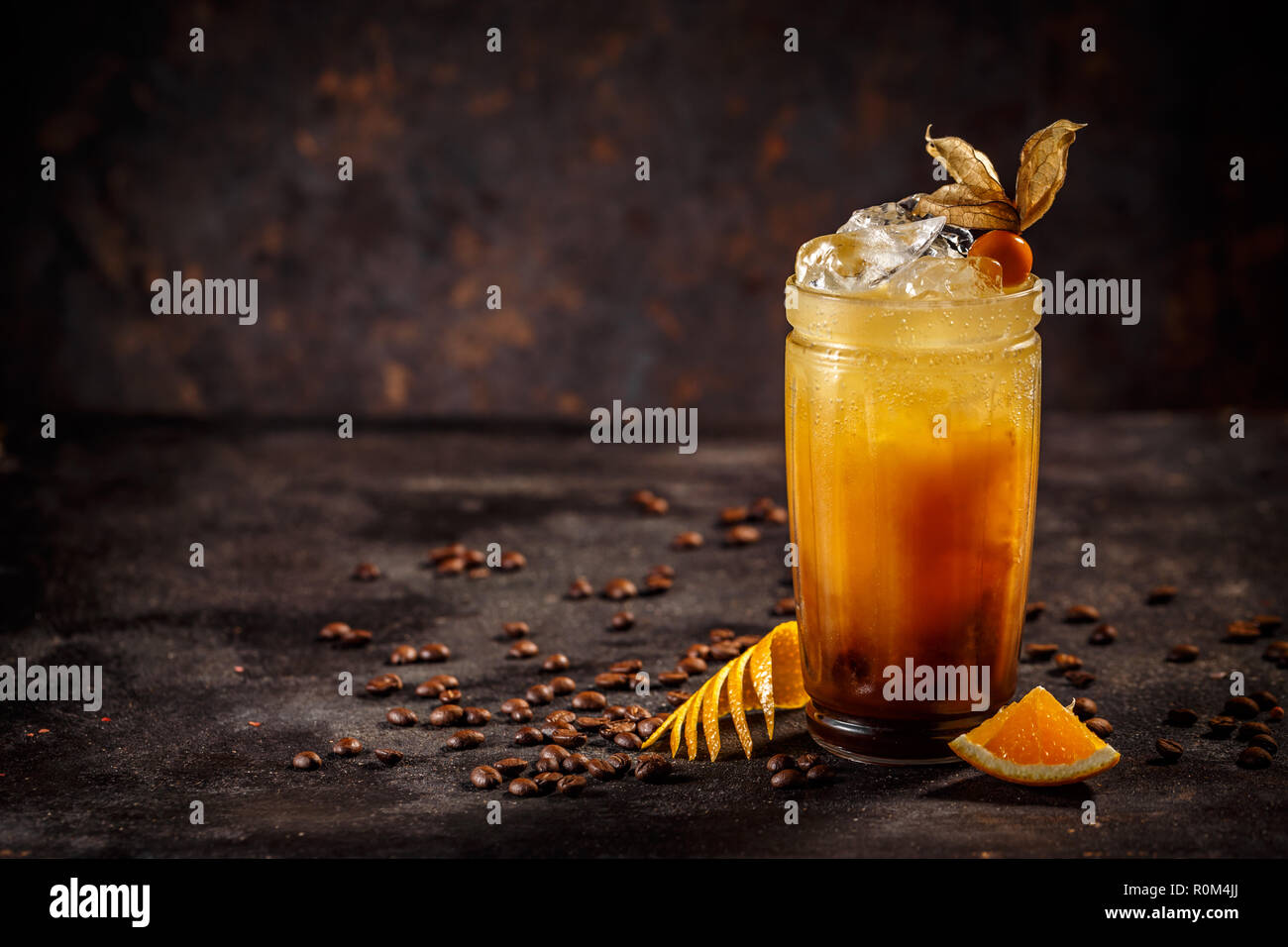 Orange und Kaffee Cocktail mit Platz für Ihren Text Stockfoto