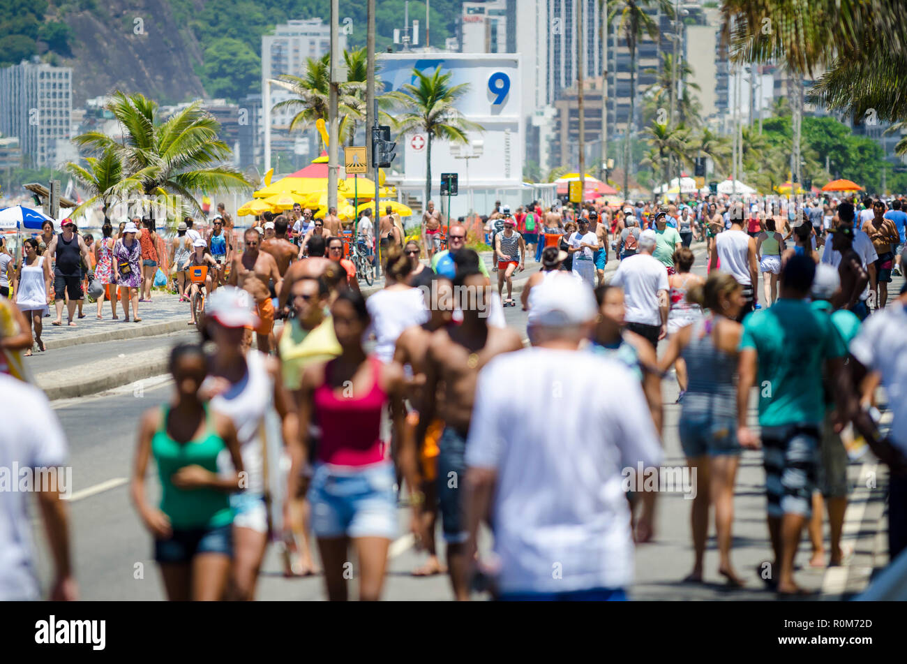 Überfüllte Wochenende Ansehen der Bewohner nutzen die autofreien Straße am Strand am Strand von Ipanema in Rio de Janeiro, Brasilien Stockfoto