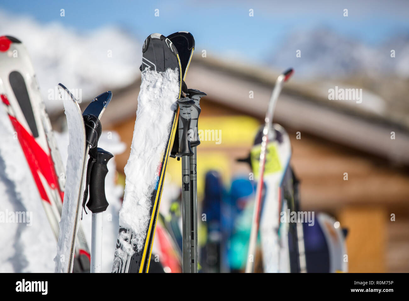 Bild von mehrfarbigen Skiern im Schnee im Winter Resort am Nachmittag. Stockfoto