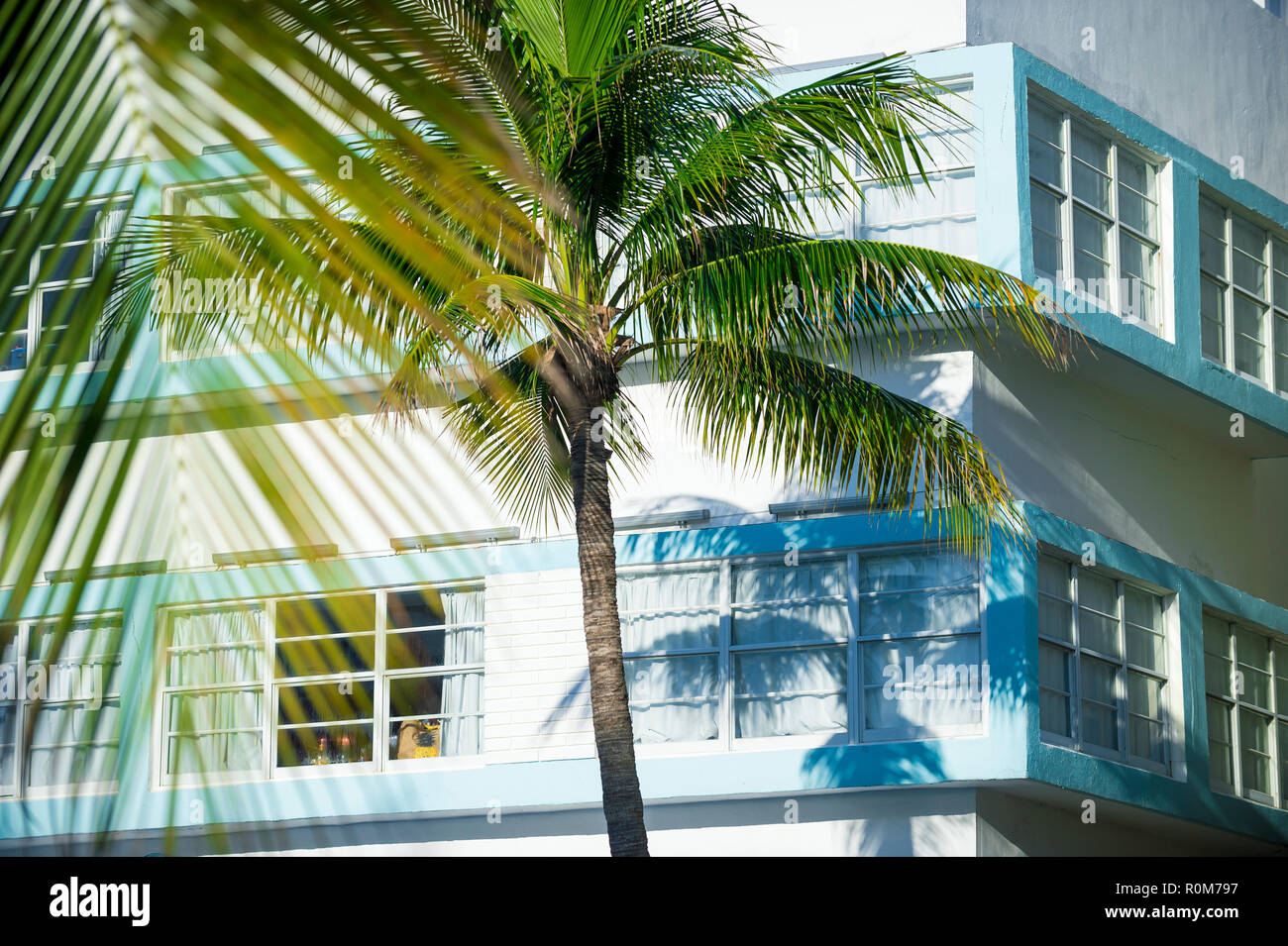 Die hellen und farbenfrohen Detailansicht der klassischen Art déco-Architektur in South Beach, Miami, Florida mit tropischen Palmen Stockfoto