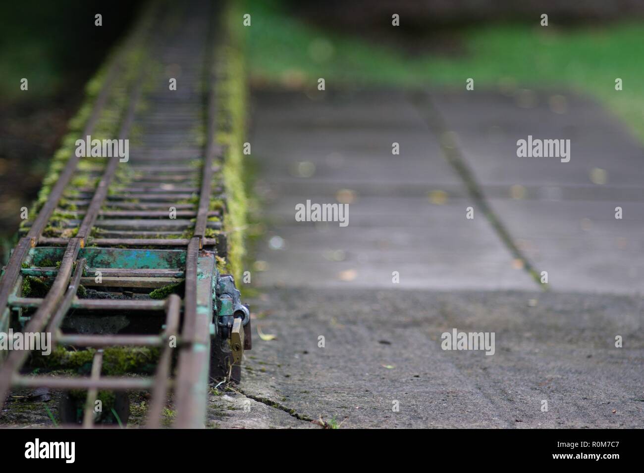 Eine kleine Bahn, Vorhängeschloss und Terrasse in Tintern Abbey Stockfoto