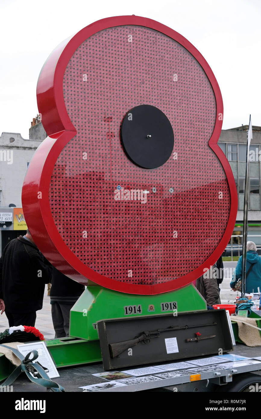 Weston-super-Mare, Großbritannien. 5. November 2018. Der Mohn der Ehre hält in Weston-super-Mare während seiner Tour von Somerset. Der Mohn der Ehre erinnert an die Commonwealth Soldaten, die während des Zweiten Weltkrieges starb ich und enthält die Namen aller 1,117,635 von Ihnen. Keith Ramsey/Alamy leben Nachrichten Stockfoto