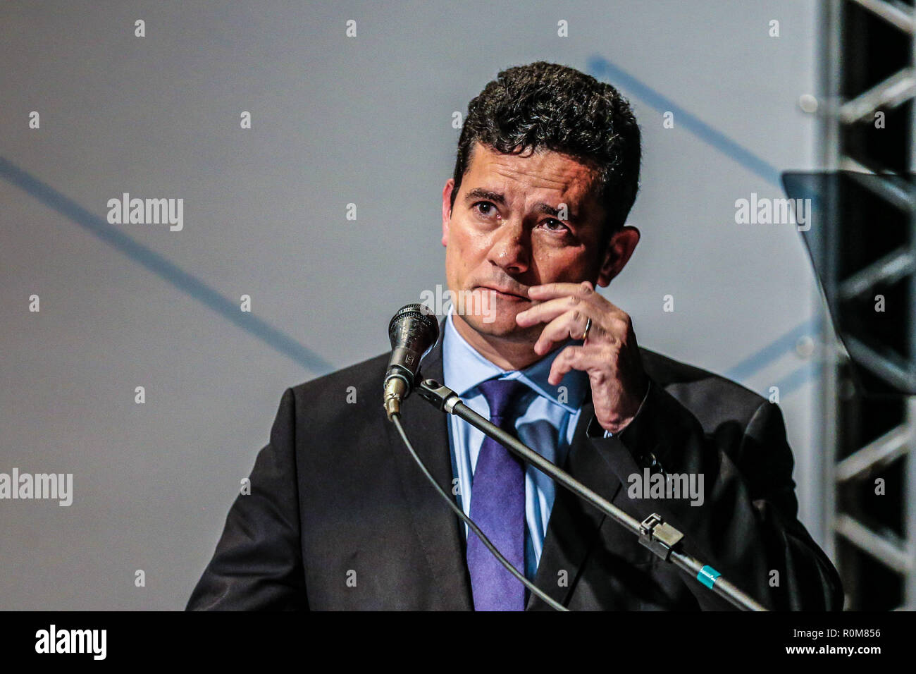 November 5, 2018 - Curitiba, ParanÃ, Brasil - BRASILIEN - Bundesrichter Sérgio Moro, ernannt zum Justizminister des Präsident elect Jair Bolsonaro in einer Öffnung Adresse des Smart Energie Konferenz und GreenBuilding Brasil, die zusammen bringt die 5 Smart Energy CIEI & Expo und der 9 Greenbuilding Brasilien Internationale Konferenz und Expo, in der Aula der FIEP (Verband der Industrien des Landes ParanÃ¡) in Curitiba (PR) Brasilien, am Montag (05.) Foto: Geraldo Bubniak Credit: Geraldo Bubniak/ZUMA Draht/Alamy leben Nachrichten Stockfoto