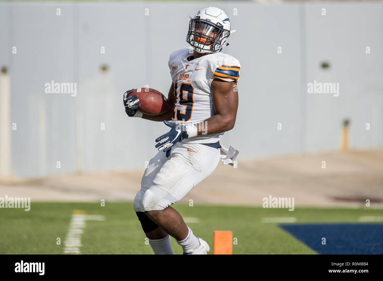 Houston, TX, USA. 3. November, 2018. UTEP Miners zurück laufen Treyvon Hughes (19) zählt einen Touchdown im 3. Quartal eine NCAA Football Spiel zwischen der UTEP Miners und der Reis Eulen am Rice Stadium in Houston, TX. UTEP gewann das Spiel 34 zu 26. Trask Smith/CSM/Alamy leben Nachrichten Stockfoto