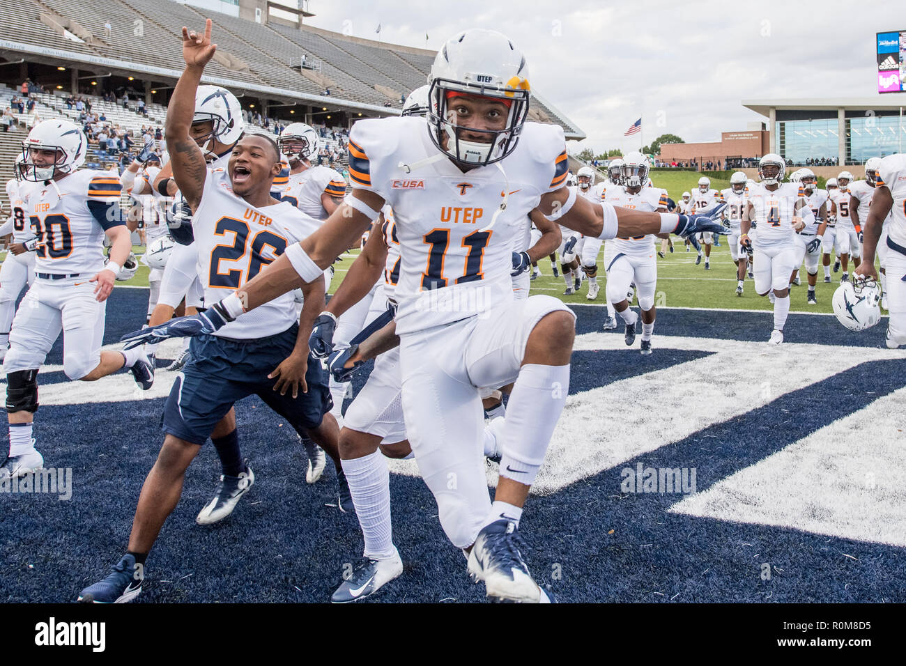 Houston, TX, USA. 3. November, 2018. UTEP Miners wide receiver Erik Braun (11) feiert einen Sieg nach einem NCAA Football Spiel zwischen den UTEP Miners und der Reis Eulen am Rice Stadium in Houston, TX. UTEP gewann das Spiel 34 zu 26. Trask Smith/CSM/Alamy leben Nachrichten Stockfoto