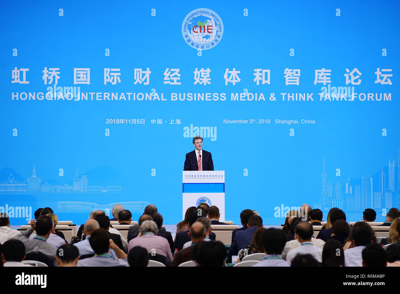 Shanghai, China. 5 Nov, 2018. John Micklethwait, Bloomberg's Editor-in-Chief, spricht am Hongqiao International Business Media & Think Tank Forum in Shanghai, China, November 5, 2018. Credit: Cai Yang/Xinhua/Alamy leben Nachrichten Stockfoto