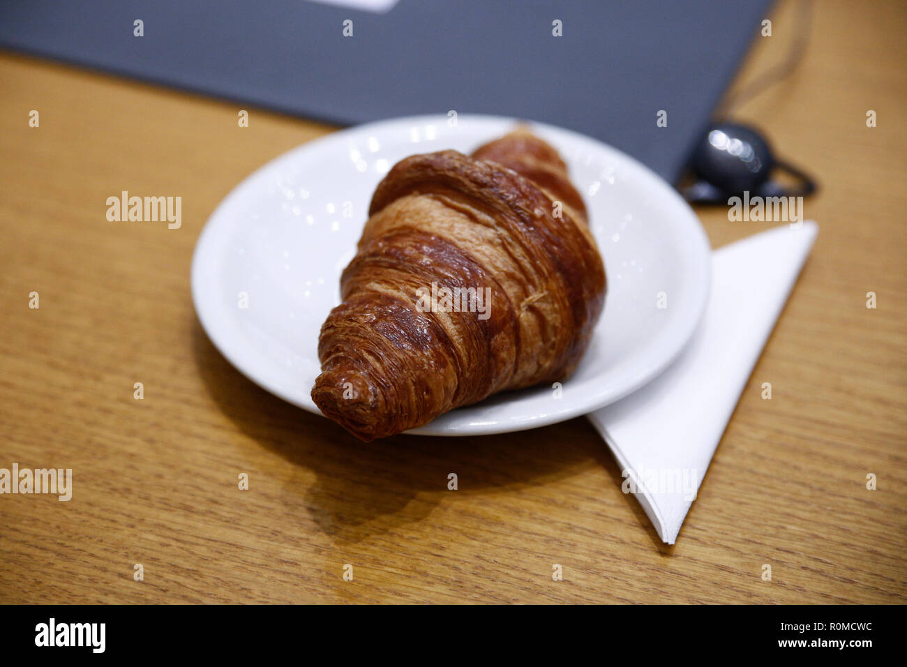 Brüssel, Belgien. Am 6. November 2018. Ein frisches Croissant auf Platte während einer wirtschaftlichen und finanziellen Angelegenheiten des Rates (Wirtschaft und Finanzen). Alexandros Michailidis/Alamy leben Nachrichten Stockfoto