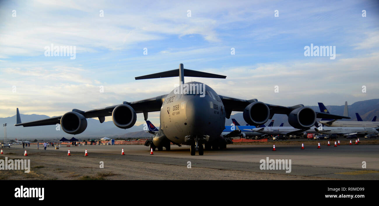 November 4, 2018 - San Bernardino, Ca, USA - Flugzeug - ein United States Air Force C-5 Verkehr Jet in den San Bernadino Air Show 2018 - 2018 SBDFest, den San Bernadino Flughafen, San Bernardino, Kalifornien, USA, 4. November 2018. Die Lockheed C-5 Galaxy ist eine große militärische Transportflugzeuge von Lockheed ursprünglich entworfen und gebaut, und jetzt beibehalten und durch den Nachfolger, Lockheed Martin Upgrade. Es bietet die United States Air Force (USAF) mit einem schweren Intercontinental - Bereich Strategic Airlift Capability, die übergroßen und Übergroße Lasten einschließlich alle zertifizierbare carg durchführen können Stockfoto