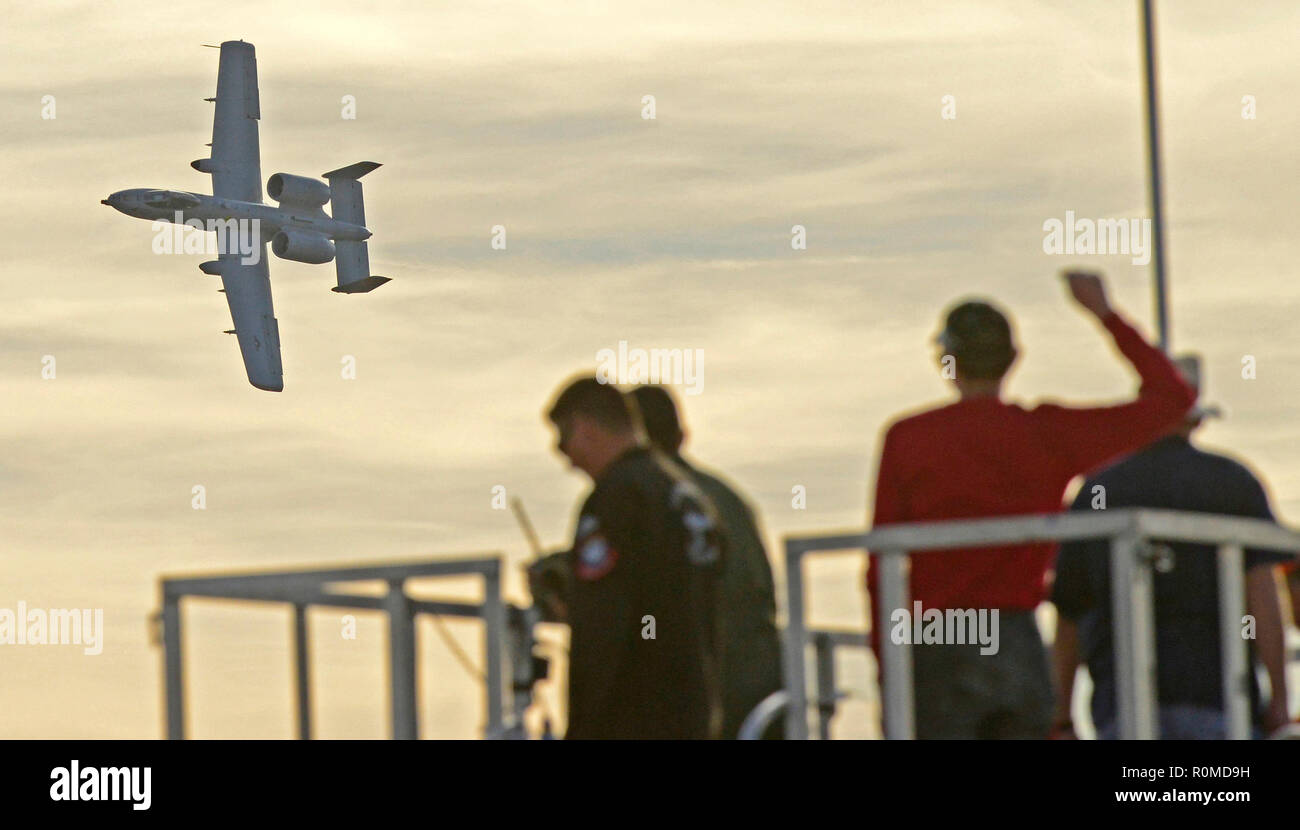 November 4, 2018 - San Bernardino, Ca, USA - Air Show - eine Republik Fairchild A-10 Thunderbolt II Durchführung einer geringen Spielraum bei den San Bernadino Air Show 2018 - 2018 SBDFest, den San Bernadino Flughafen, San Bernardino, Kalifornien, USA, 4. November 2018. Die Republik Fairchild A-10 Thunderbolt II ist ein Einzel-, Doppel turbofan Engine, gerade Flügel jet entwickelt von Fairchild-Republic für die United States Air Force (USAF). Allgemein durch den Spitznamen "Warzenschwein'' oder ''Hog'', der offizielle Name von der Republic P-47 Thunderbolt, einen Weltkrieg II Jagdbomber Effekt kommt bezeichnet Stockfoto