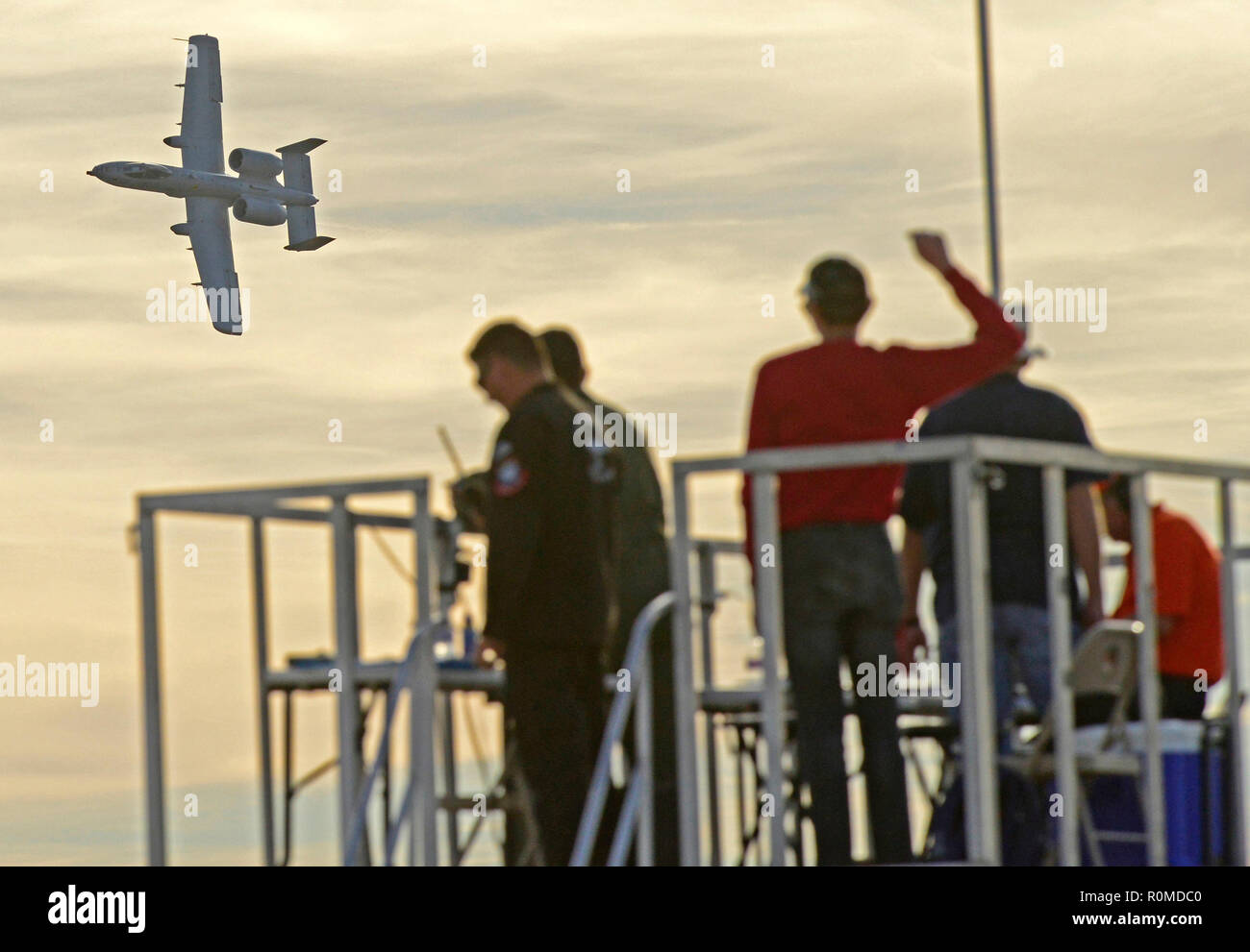 November 4, 2018 - San Bernardino, Ca, USA - Air Show - eine Republik Fairchild A-10 Thunderbolt II Durchführung einer geringen Spielraum bei den San Bernadino Air Show 2018 - 2018 SBDFest, den San Bernadino Flughafen, San Bernardino, Kalifornien, USA, 4. November 2018. Die Republik Fairchild A-10 Thunderbolt II ist ein Einzel-, Doppel turbofan Engine, gerade Flügel jet entwickelt von Fairchild-Republic für die United States Air Force (USAF). Allgemein durch den Spitznamen "Warzenschwein'' oder ''Hog'', der offizielle Name von der Republic P-47 Thunderbolt, einen Weltkrieg II Jagdbomber Effekt kommt bezeichnet Stockfoto