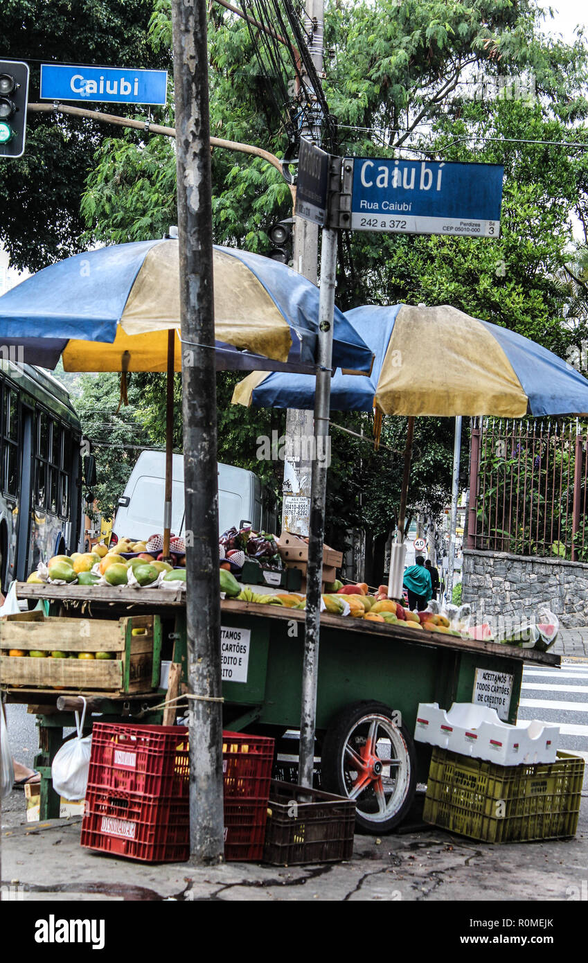 SÃO PAULO, SP - 06.11.2018: INFORMELLER BATE POCKETRECORDER TRABALHO NO BRASIL - Es gibt eine wachsende Zahl von Straßenhändlern und Selbst-Arbeiter in Brasilien tätig. Nach den Daten der Nationalen Erhebung für den Hausgebrauch Probe Kontinuierliche, freigegeben von der IBGE letzte Woche, Brasilien brach den Rekord für die Anzahl der Menschen, die im informellen Sektor. Es wird geschätzt, dass 35 Millionen Brasilianische Bürger sind derzeit in informellen Aktivitäten, von denen 11,5 Millionen sind ohne einen förmlichen Vertrag und 23,5 Mio. selbständig sind. Auf dem Foto, Wandern mit Obststand in der Nachbarschaft von Perdizes, westlich von São Paulo, Stockfoto