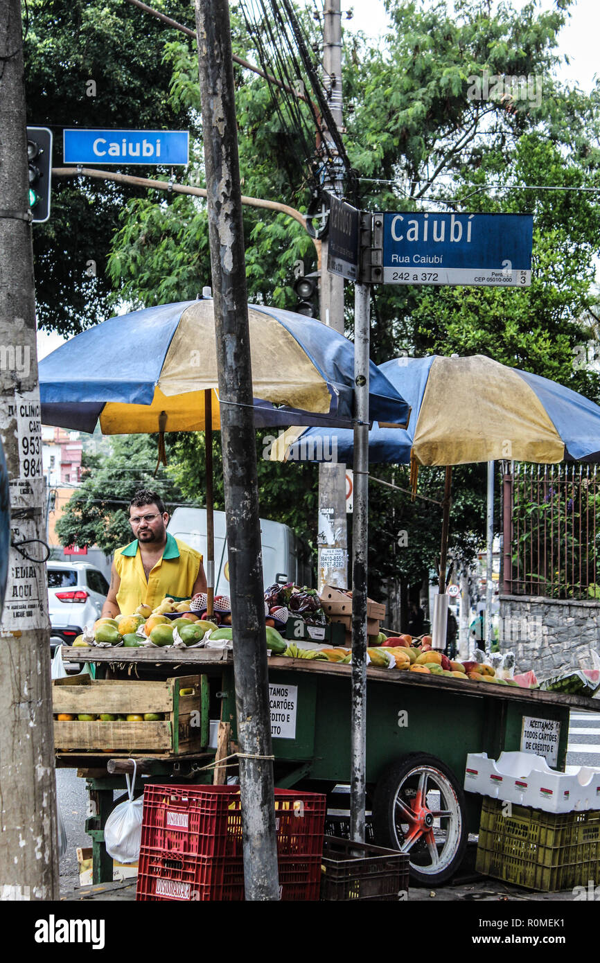 SÃO PAULO, SP - 06.11.2018: INFORMELLER BATE POCKETRECORDER TRABALHO NO BRASIL - Es gibt eine wachsende Zahl von Straßenhändlern und Selbst-Arbeiter in Brasilien tätig. Nach den Daten der Nationalen Erhebung für den Hausgebrauch Probe Kontinuierliche, freigegeben von der IBGE letzte Woche, Brasilien brach den Rekord für die Anzahl der Menschen, die im informellen Sektor. Es wird geschätzt, dass 35 Millionen Brasilianische Bürger sind derzeit in informellen Aktivitäten, von denen 11,5 Millionen sind ohne einen förmlichen Vertrag und 23,5 Mio. selbständig sind. Auf dem Foto, Wandern mit Obststand in der Nachbarschaft von Perdizes, westlich von São Paulo, Stockfoto