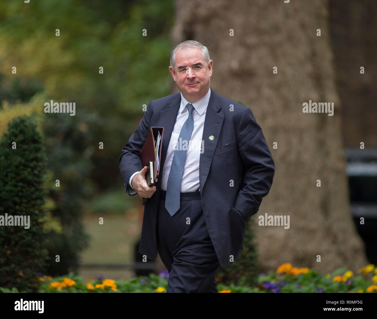 Downing Street, London, UK. 6. November 2018. Geoffrey Cox QC, Attorney General kommt in Downing Street für die wöchentliche Kabinettssitzung. Credit: Malcolm Park/Alamy Leben Nachrichten. Stockfoto