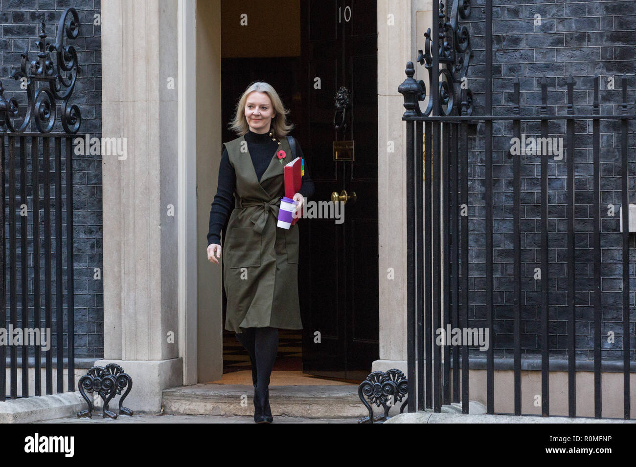 London, Großbritannien. 6. November 2018. Elizabeth Truss MP, Chief Secretary, Schatzamt, Blätter 10 Downing Street nach einer Kabinettssitzung, in der der Ministerpräsident erwartet wurde Minister über den aktuellen Status der Brexit Verhandlungen mit Blick auf eine spezielle Brexit Gipfels in der letzten Woche im November zu aktualisieren. Credit: Mark Kerrison/Alamy leben Nachrichten Stockfoto