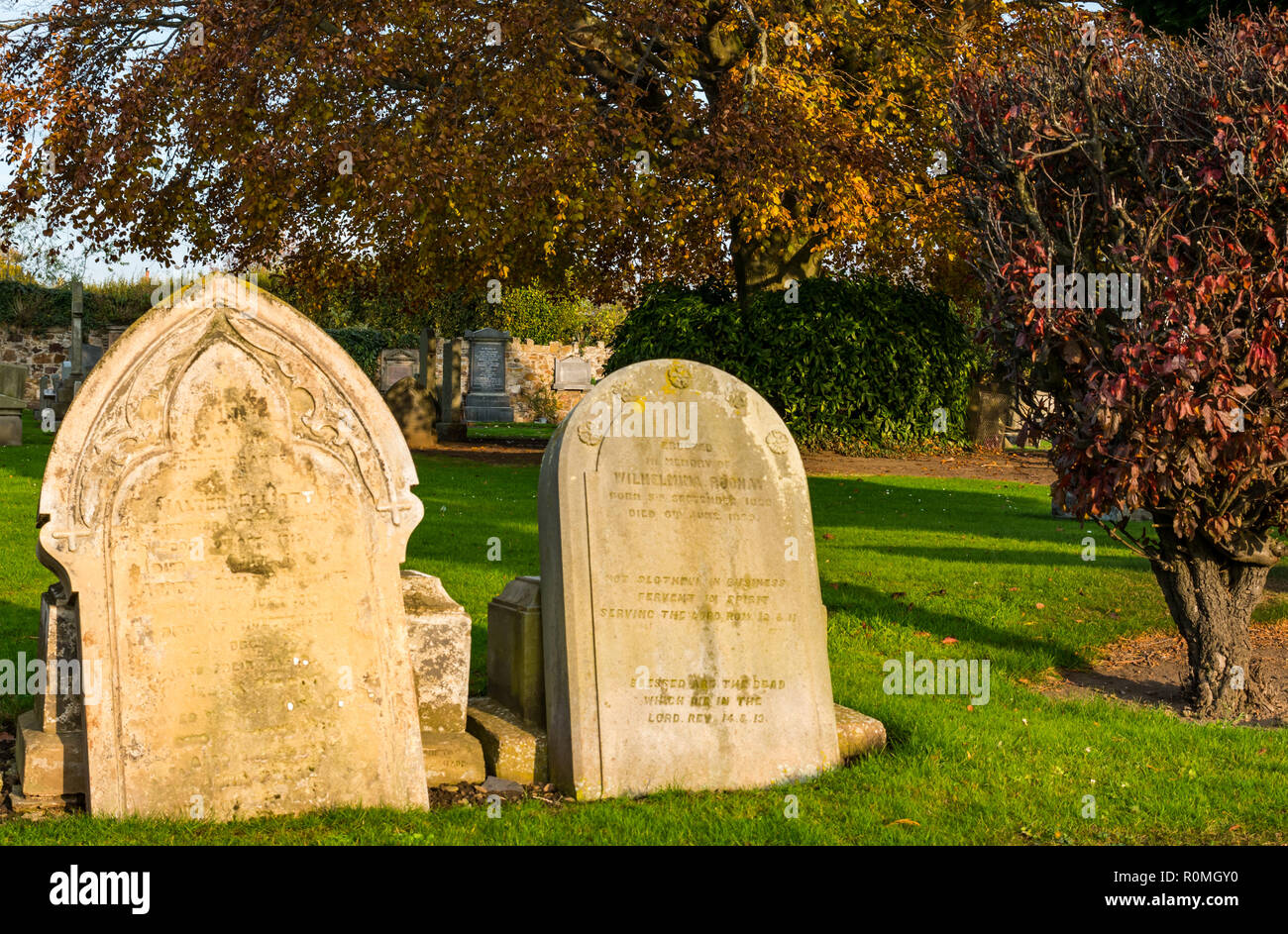 Haddington, East Lothian, Schottland, Vereinigtes Königreich, 6. November 2018.. UK Wetter: Sonnenschein bei St Marys" Pfarrkirche Friedhof Stockfoto