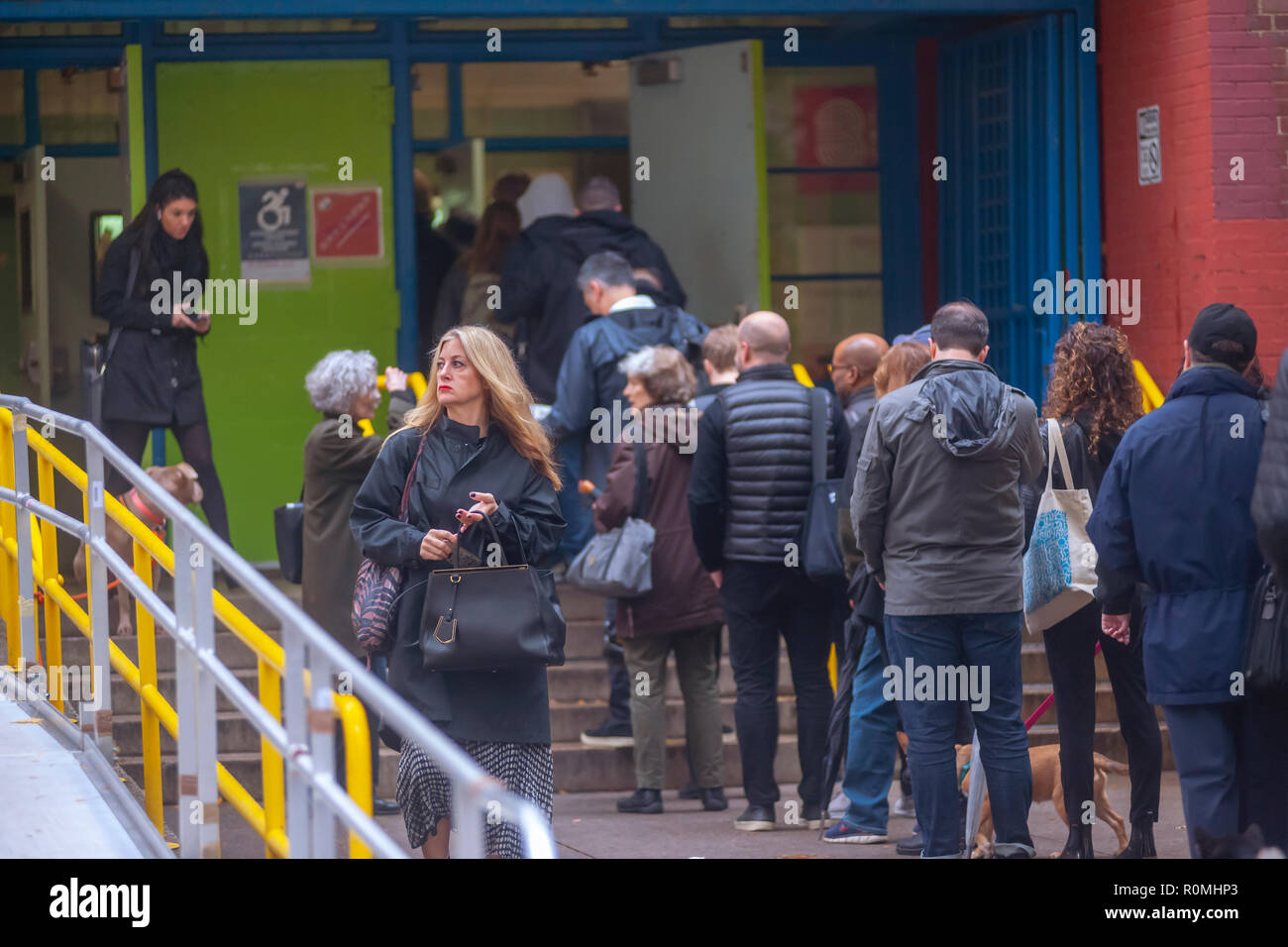 New York, USA. 6. November 2018. Wähler geben und die PS 33 Wahllokal im New Yorker Stadtteil Chelsea am Wahltag, Dienstag, 6. November 2018 verlassen. Credit: Richard Levine/Alamy leben Nachrichten Stockfoto