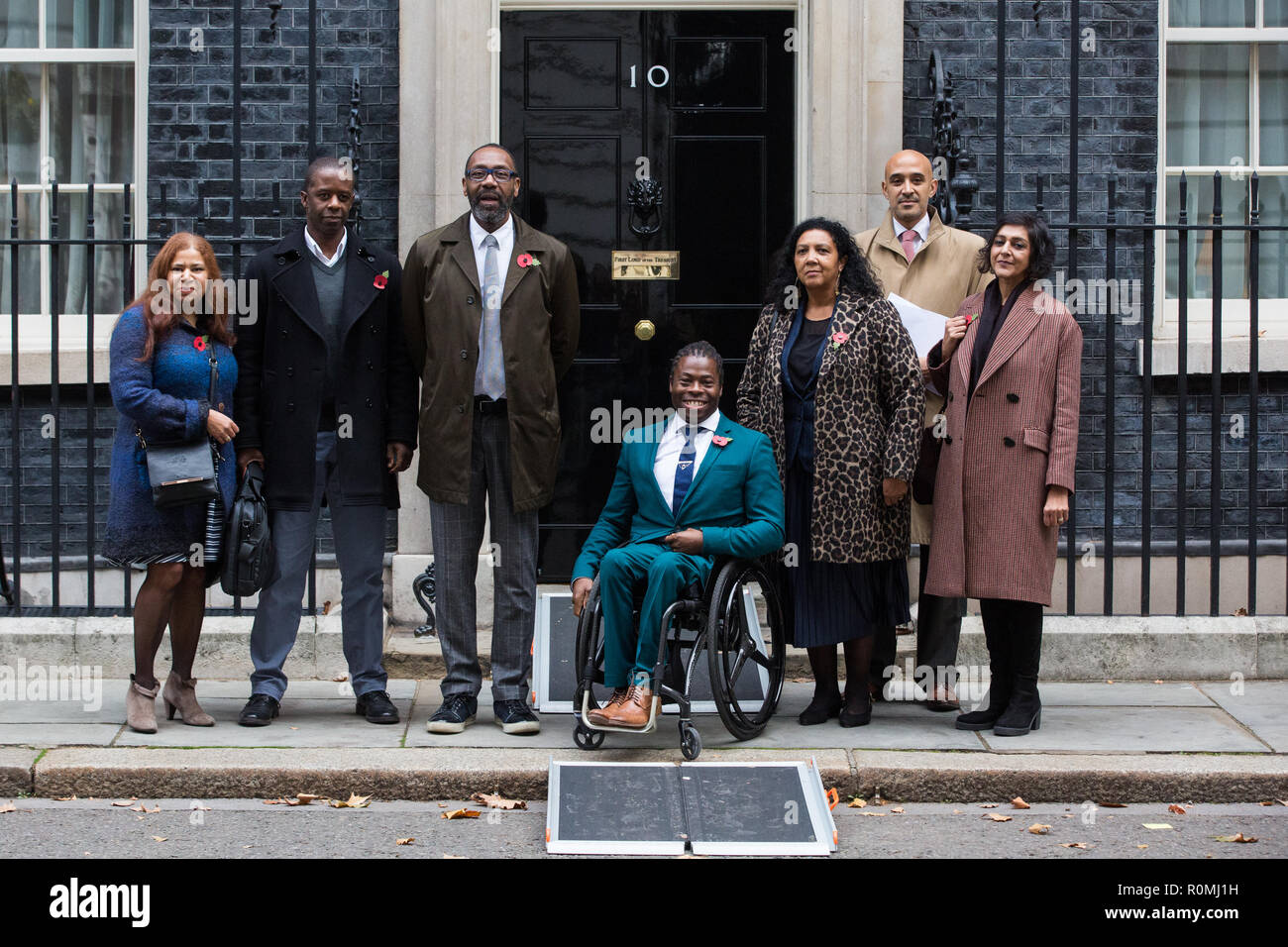 London, Großbritannien. 6. November 2018. Sir Lenny Henry, Adrian Lester OBE, Meera Syal CBE, Ade Adepitan, Nadine mir und Marcus Ryder liefern einen Brief an Downing Street 10 Aufruf für Steuervergünstigungen, die Vertretung der Frauen zu erhöhen, BAME und behinderte Menschen hinter der Kamera in der Film- und Fernsehindustrie Credit: Mark Kerrison/Alamy leben Nachrichten Stockfoto