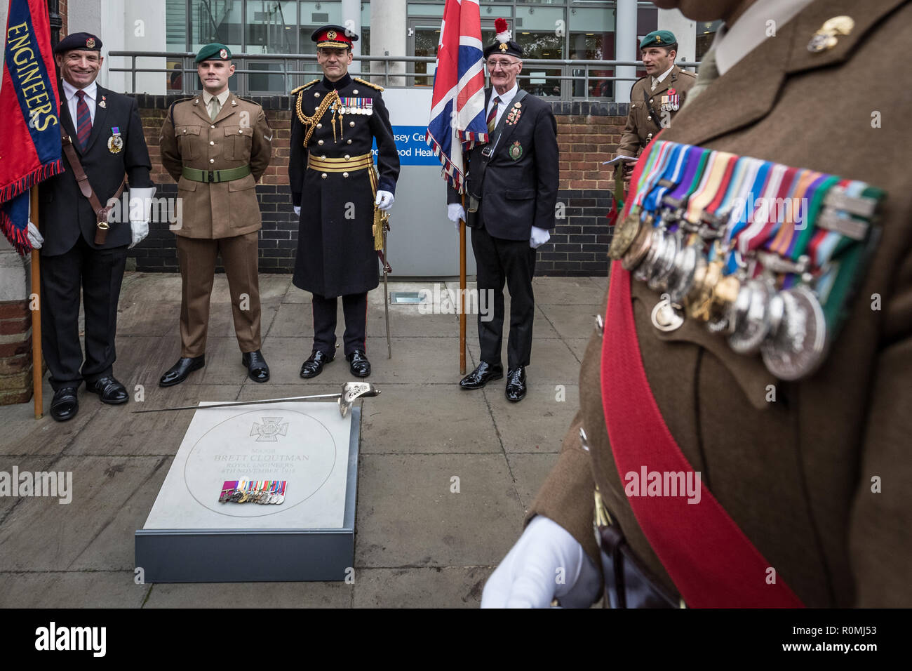 London, Großbritannien. 6. Nov 2018. Enthüllung des endgültigen London Victoria Cross commemorative Pflasterstein zu Ehren von Oberstleutnant Sir Brett Mackay Cloutman VC-MC KC. Credit: Guy Corbishley/Alamy leben Nachrichten Stockfoto