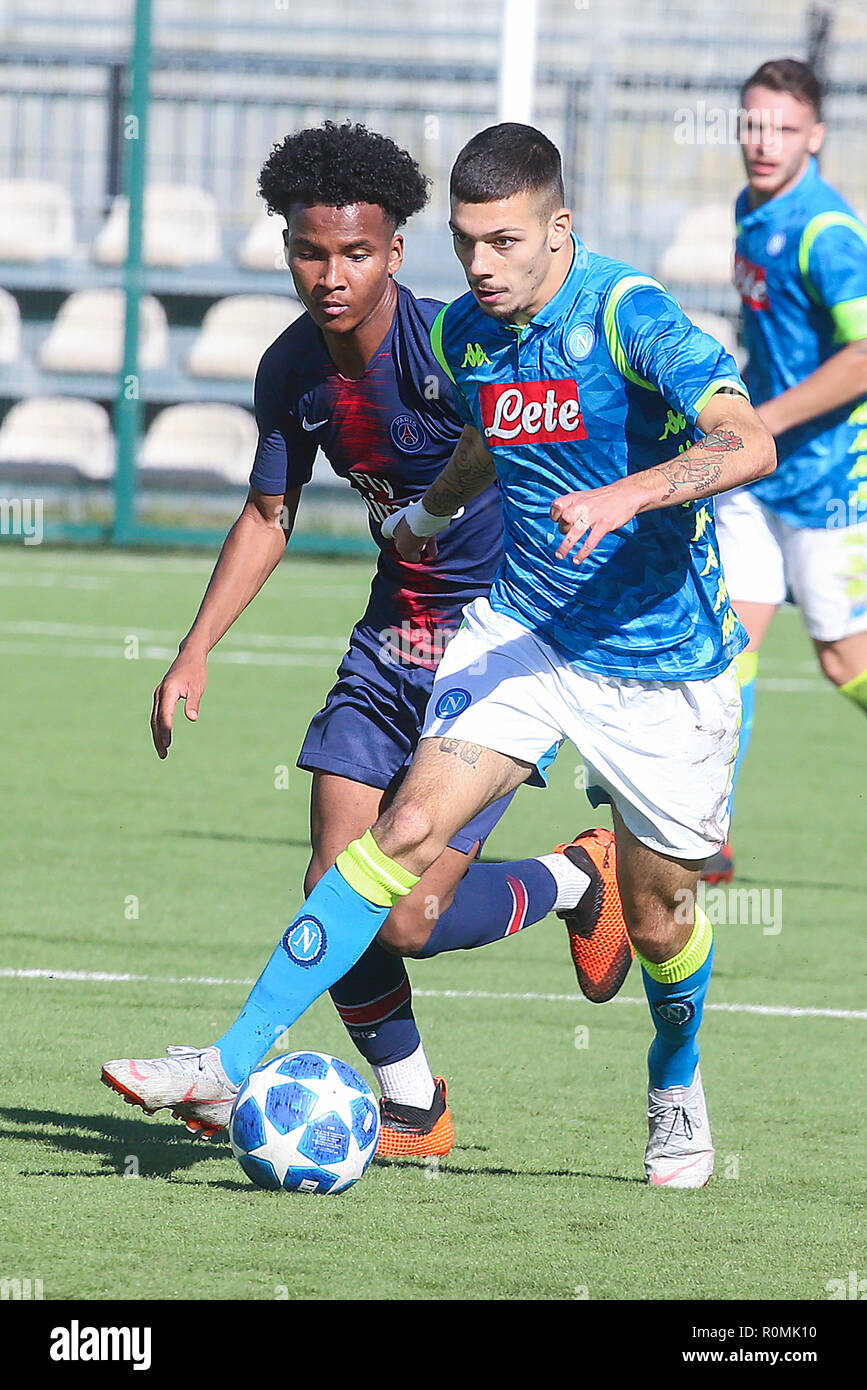 Frattamaggiore, Kampanien, Italien, 2018-11-06, UEFA-Jugend Liga SSC Napoli U19-psg U19 im Bild Gianluca Gaetano Stürmer SSC Napoli U 19 und Maxen Kapo Mittelfeldspieler PSG U19 in Aktion Quelle: Antonio Balasco/Alamy leben Nachrichten Stockfoto