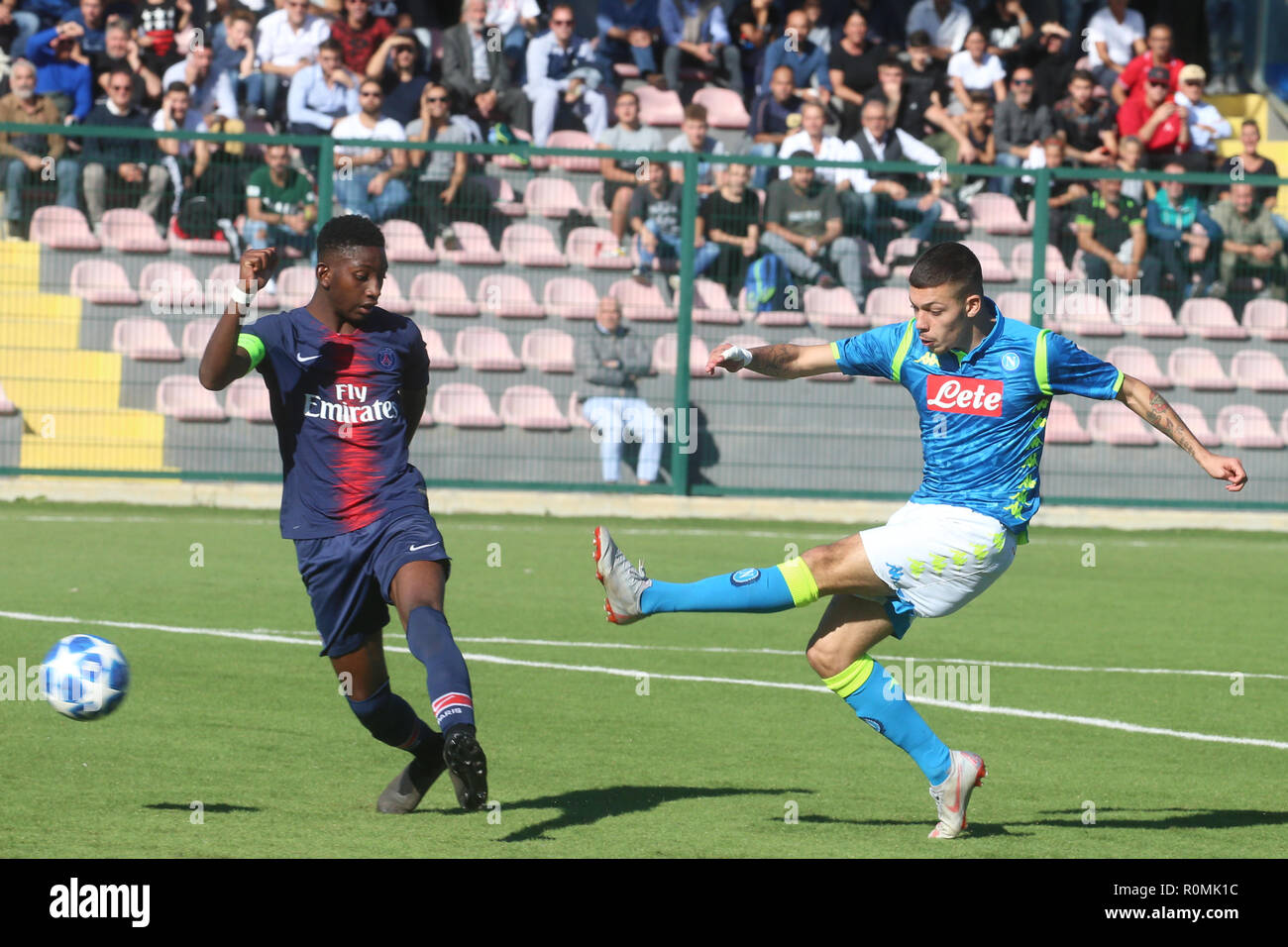 Frattamaggiore, Kampanien, Italien, 2018-11-06, UEFA-Jugend Liga SSC Napoli U19-psg U19 im Bild Ziel Gianluca Gaetano Stürmer SSC Napoli U 19 Credit: Antonio Balasco/Alamy leben Nachrichten Stockfoto