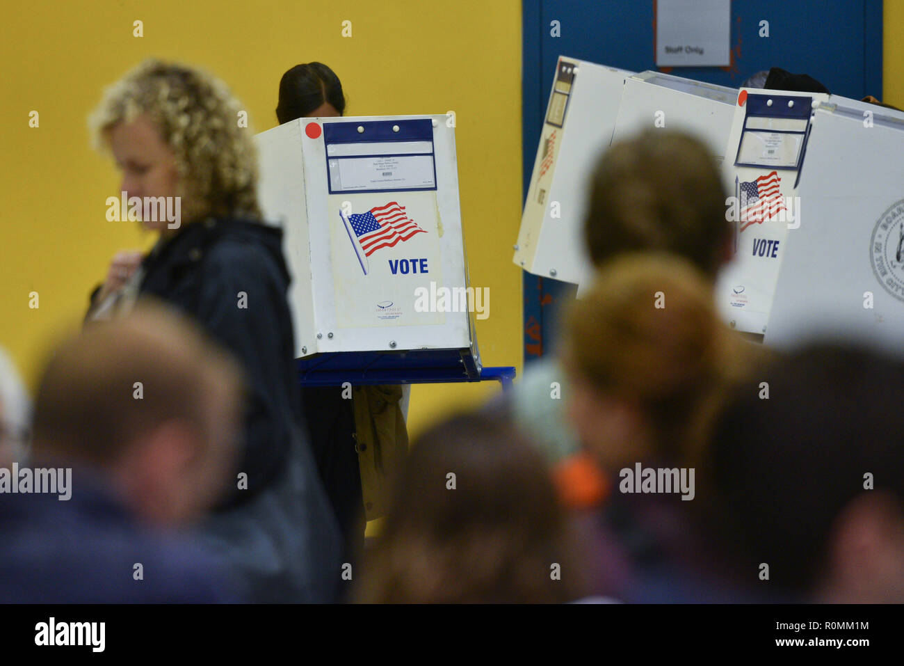 New York, USA. 6. November 2018. Bewohner im Park Slope in Brooklyn, New York werfen ihre Stimme bei der Midterm Wahlen am 6. November 2018. Credit: Erik Pendzich/Alamy leben Nachrichten Stockfoto