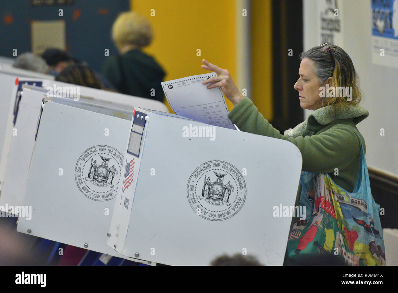 New York, USA. 6. November 2018. Bewohner im Park Slope in Brooklyn, New York werfen ihre Stimme bei der Midterm Wahlen am 6. November 2018. Credit: Erik Pendzich/Alamy leben Nachrichten Stockfoto