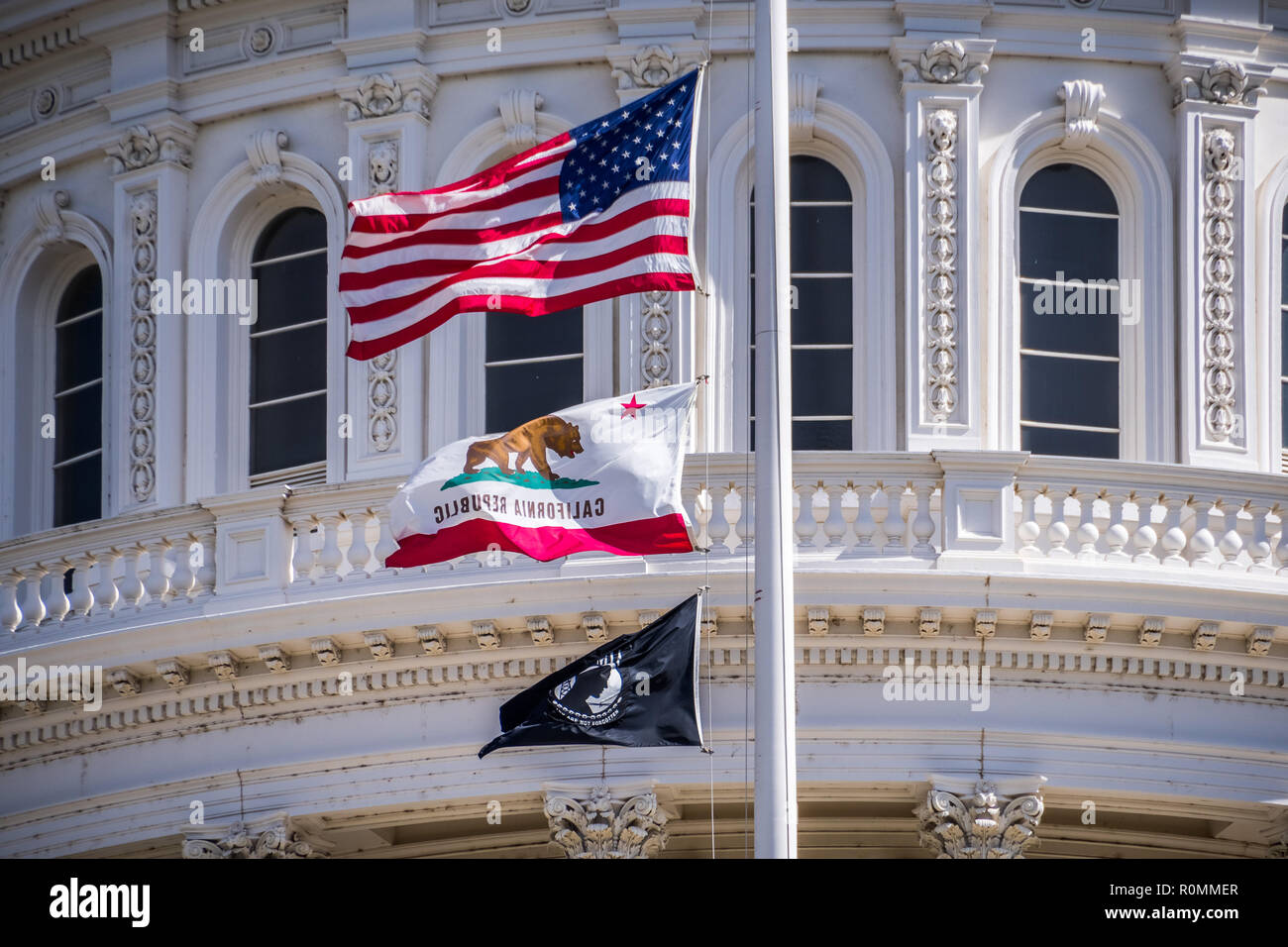 September 22, 2018 Sacaramento/CA/USA - die US-Flagge, die Kalifornien Flagge und das POW-MIA Fahne im Wind vor dem Capitol State Bui Stockfoto