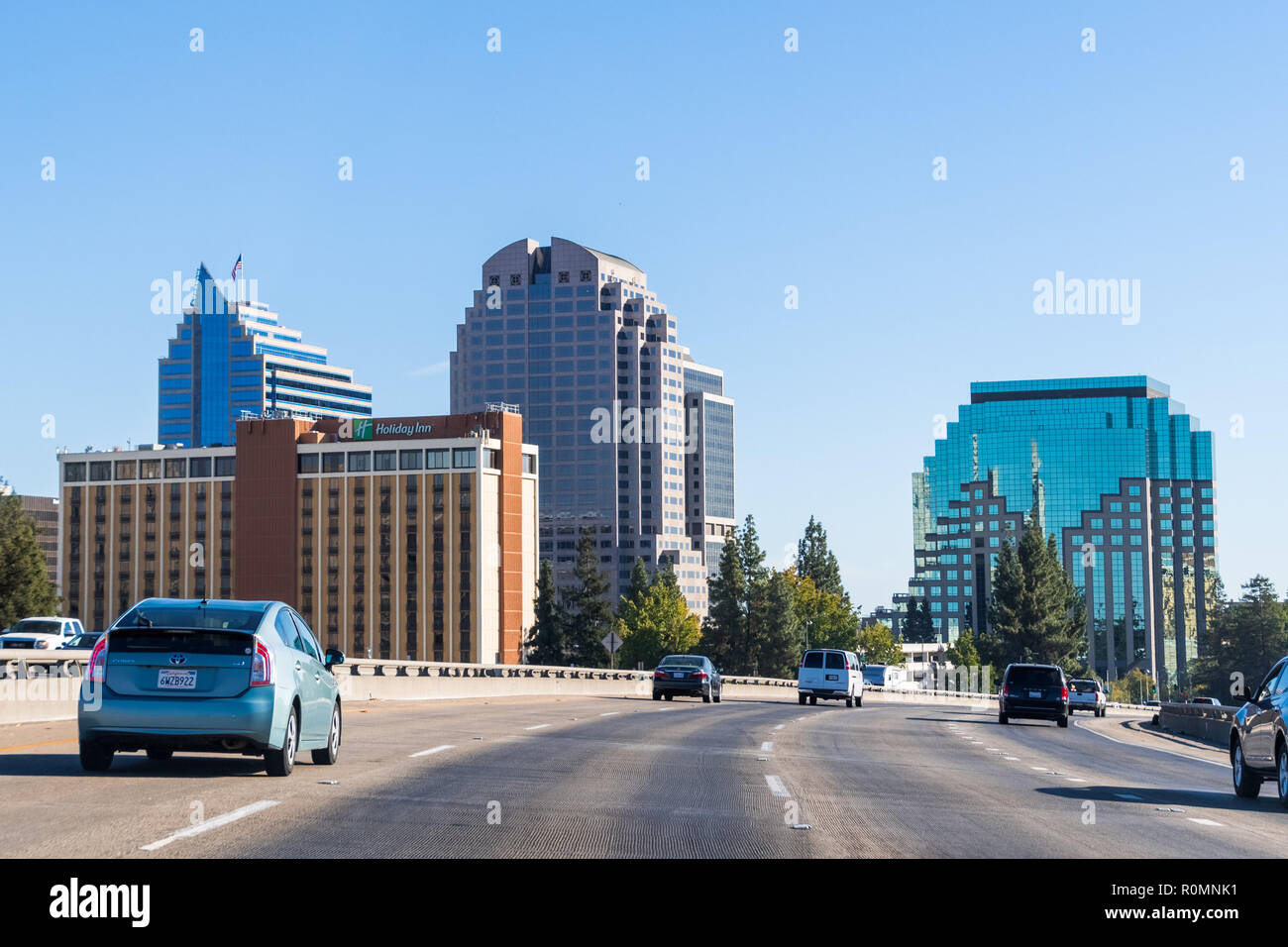 September 23, 2018 in Sacramento/CA/USA - Sacramento Skyline, wie sie beim Fahren auf der Autobahn in der Nähe der Innenstadt Stockfoto