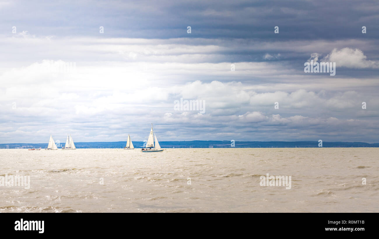 Segeln in den kommenden Sturm. Segelboot bei schlechtem Wetter segeln Meer eröffnet. Segelyacht unter schweren Wolken Himmel. Stockfoto