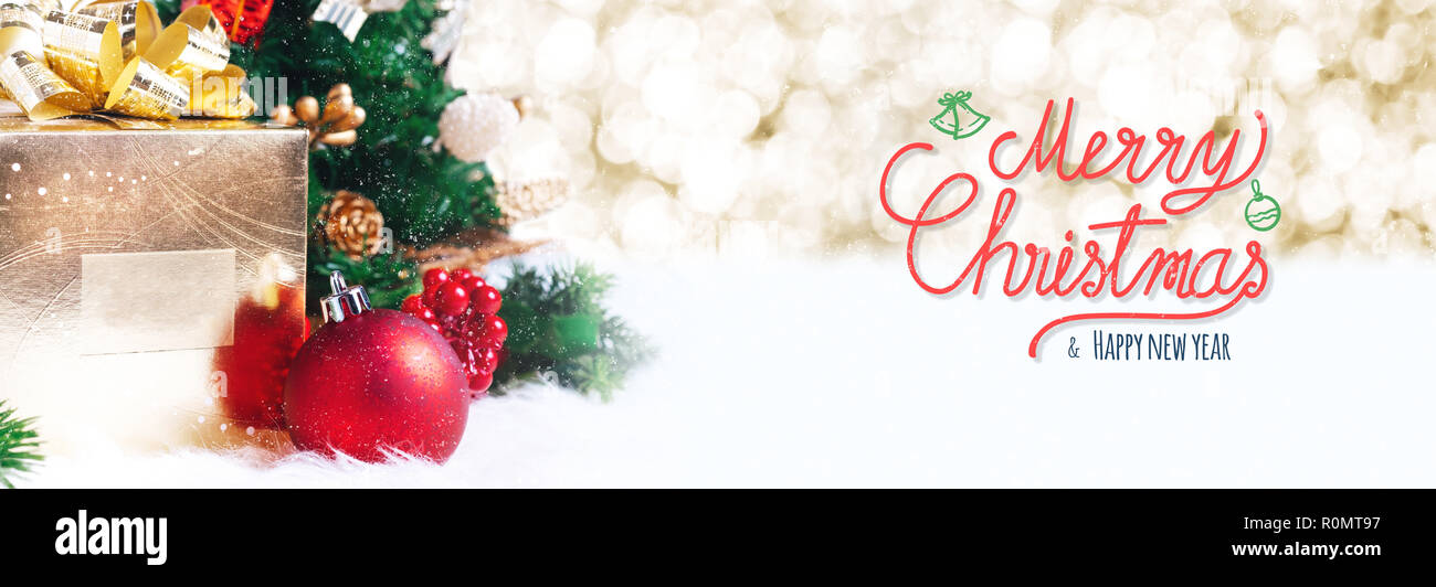Rot Frohe Weihnachten und guten Rutsch ins neue Jahr Handschrift mit Xmas Tree und Geschenkbox bei Blur bokeh hellen Hintergrund, Winterurlaub banner Grußkarte Stockfoto
