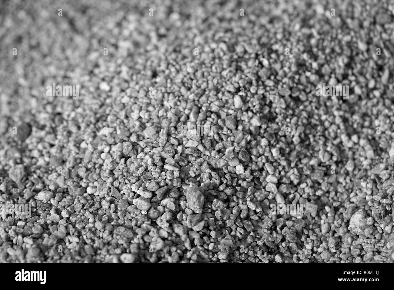 Nahaufnahme von Sand am Strand. Kristalle von Sea Sand als Hintergrund. Makro Schwarz und Weiß Foto Stockfoto