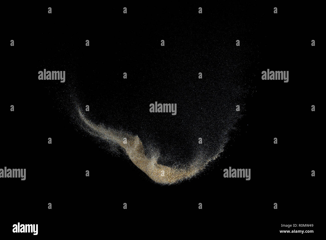 Sandy Explosion auf schwarzen Hintergrund isoliert. Abstrakte Partikel cloud. Textur Element für Design. Stockfoto