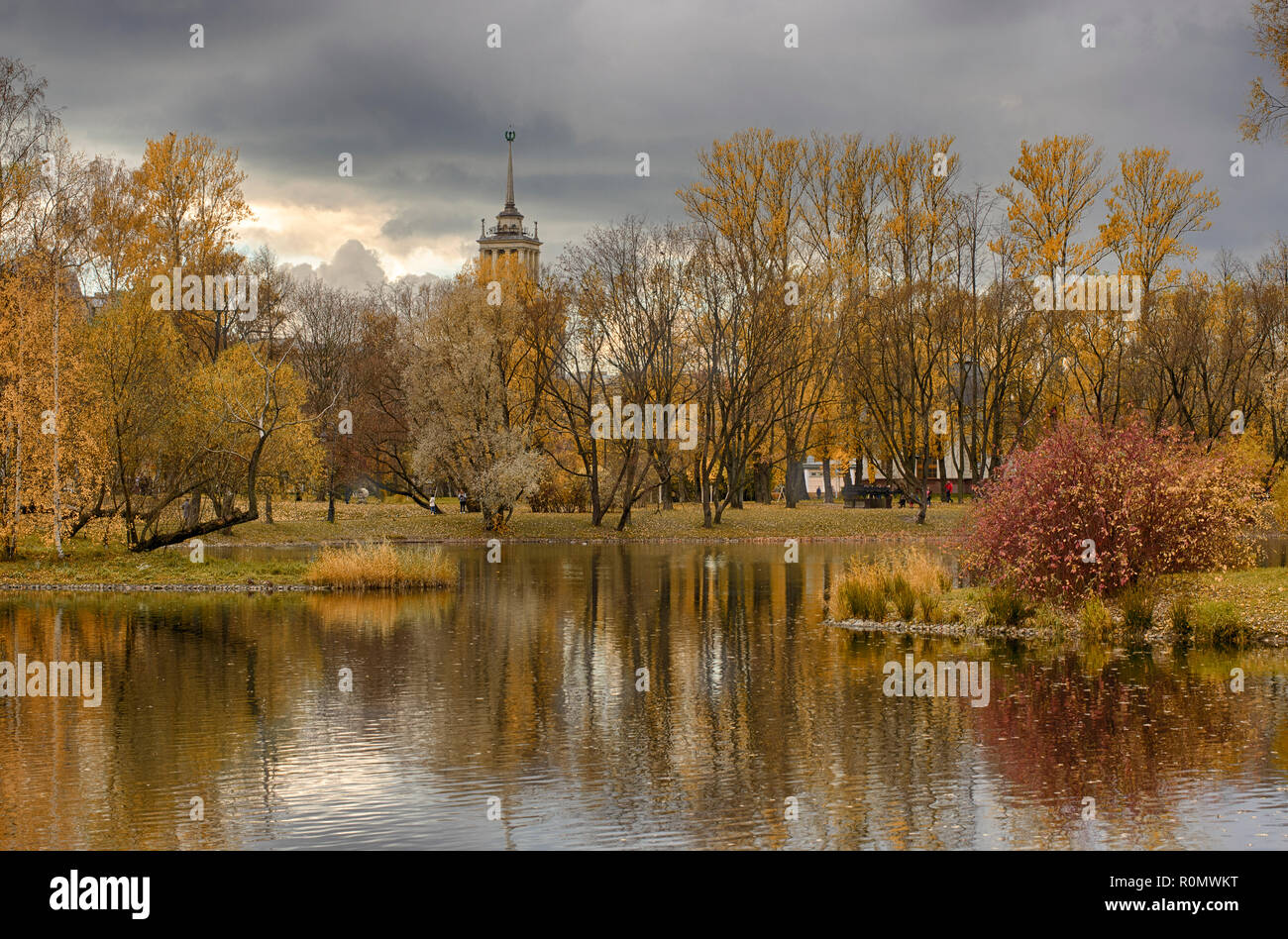 Herbst Landschaft im Park des Sieges und ein Haus mit einem Turm im Stil der stalinistischen Neoklassizismus (Sankt-petersburg) Stockfoto