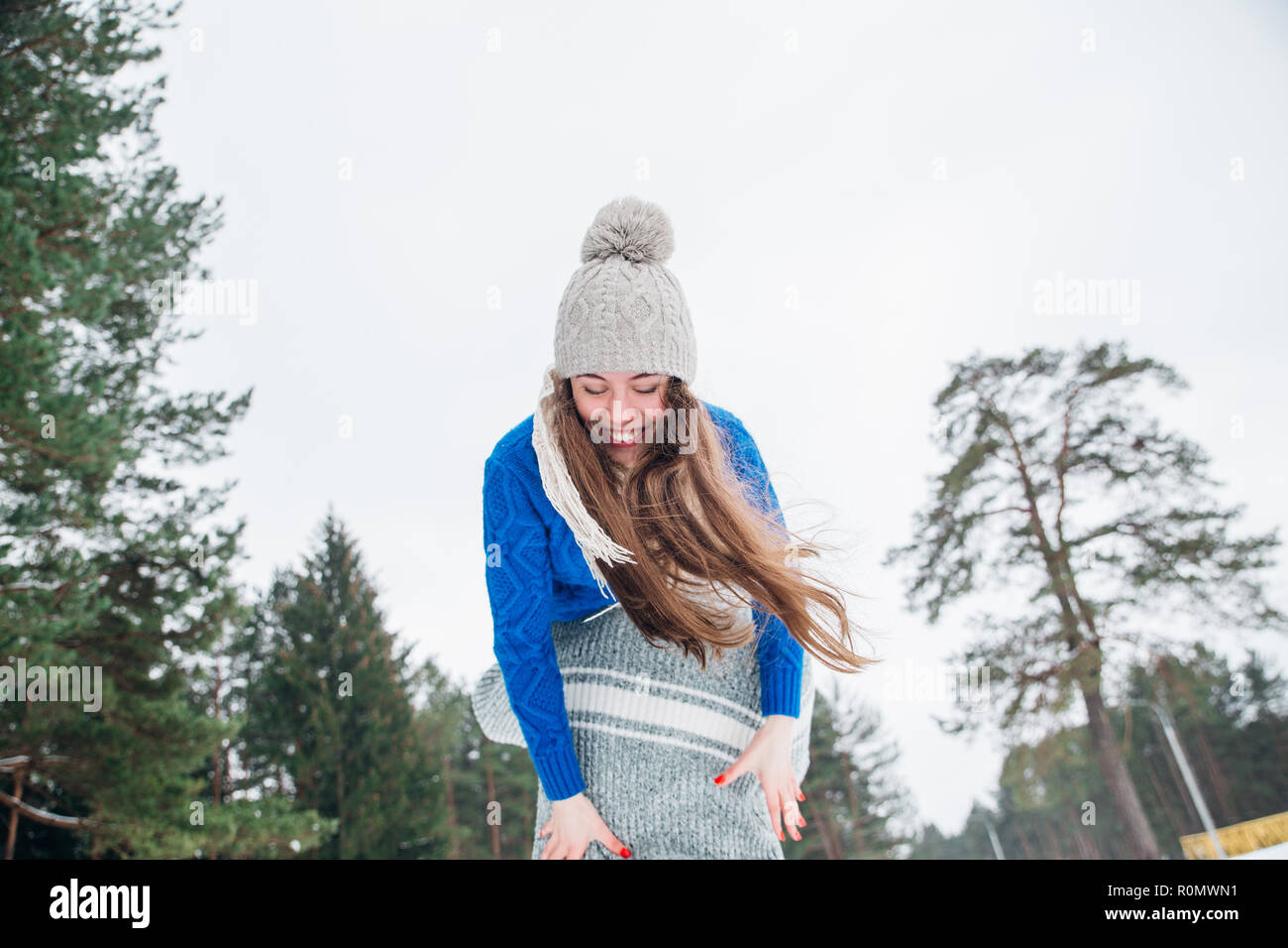 Fröhliche junge Paare, die Spaß in Winter park Stockfoto