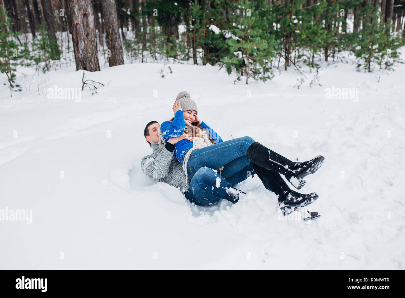 Fröhliche junge Paare, die Spaß in Winter park Stockfoto