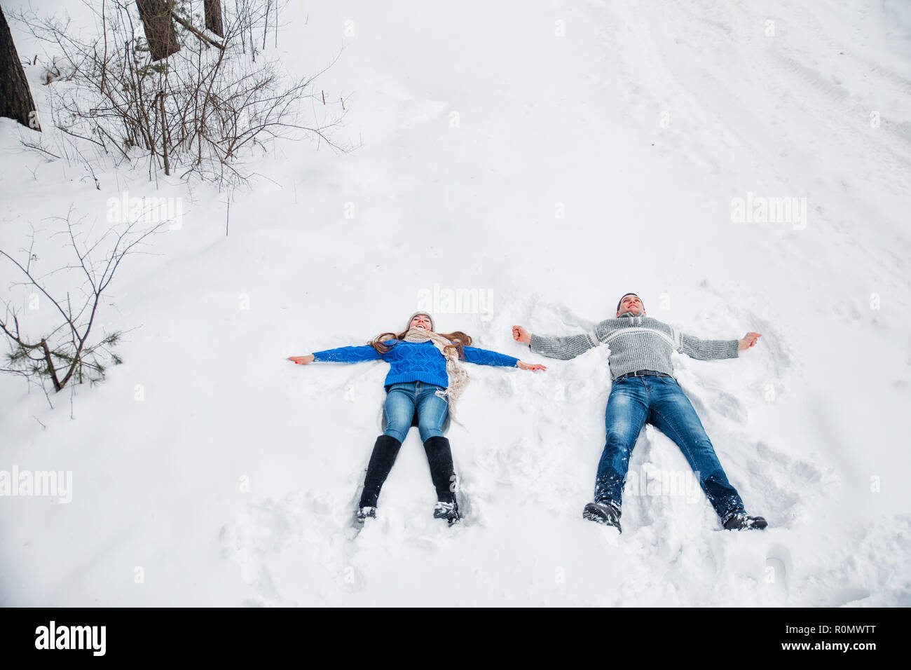 Fröhliche junge Paare, die Spaß in Winter park Stockfoto