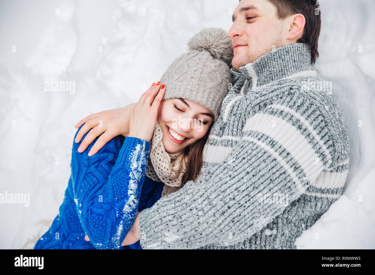 Fröhliches junges Paar, das Spaß im Winter Park. Soft Focus Stockfoto