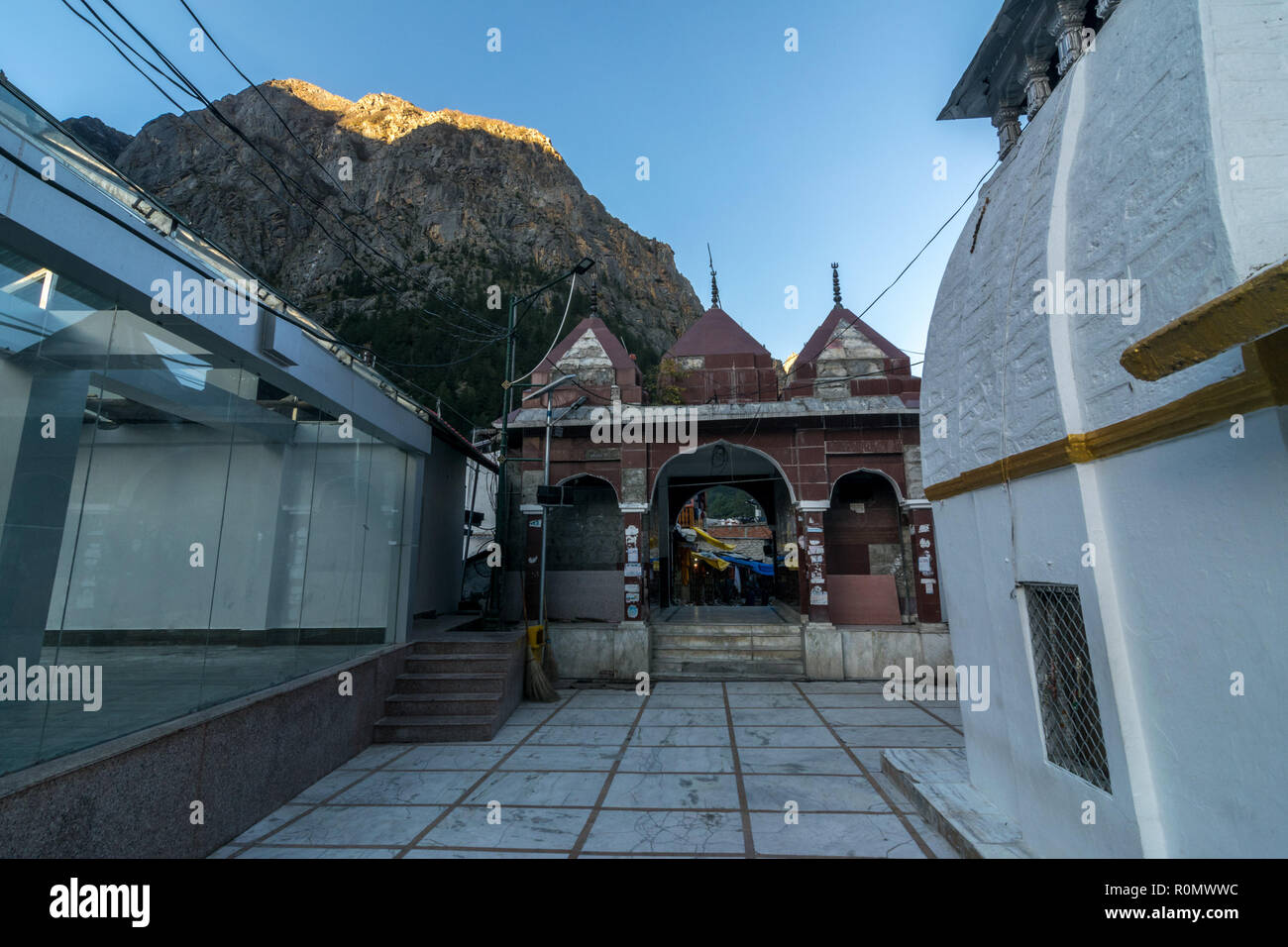 Sonnenaufgang am Gangotri Tempel Ghat - Uttrakhand Stockfoto
