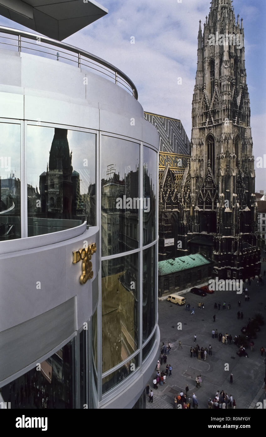 Wien, Haas Haus und Stephansdom 1990 - Wien, Haas Haus und Stephansdom 1990 Stockfoto