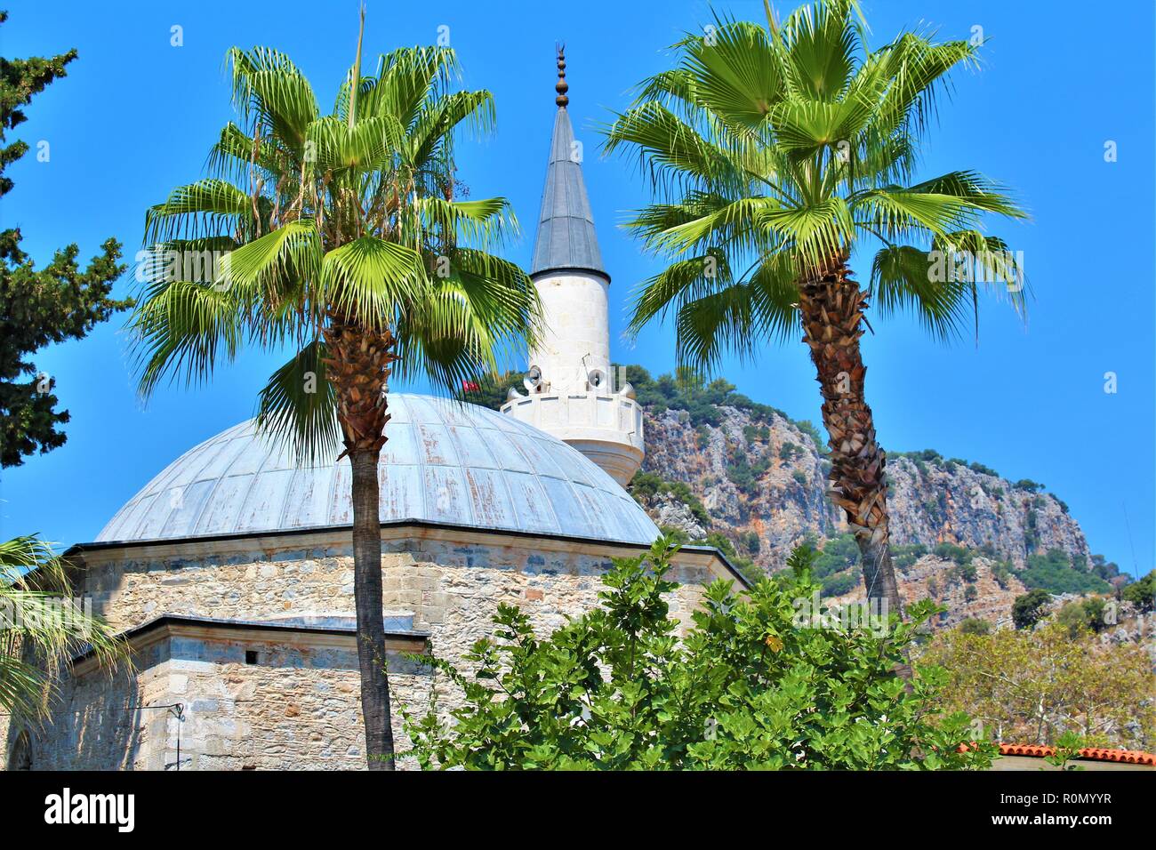 Seitliche Sicht auf die Moschee und Minarett in der Mitte der Stadt Dalyan, Türkei. Stockfoto