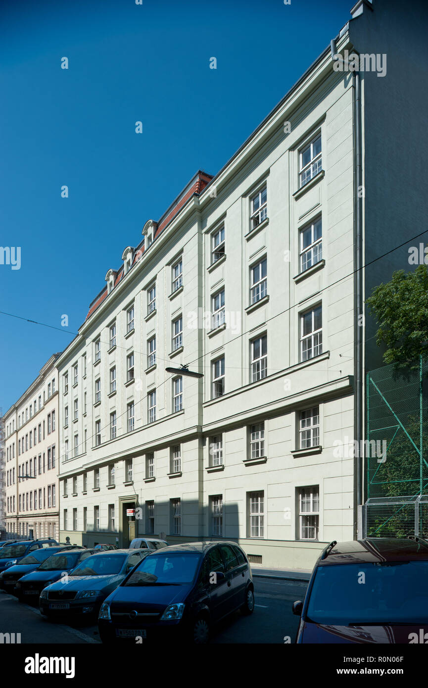 Wien, ehemaliges Finanzamt für den 4., 5., 10. Bezirk Stockfotografie -  Alamy