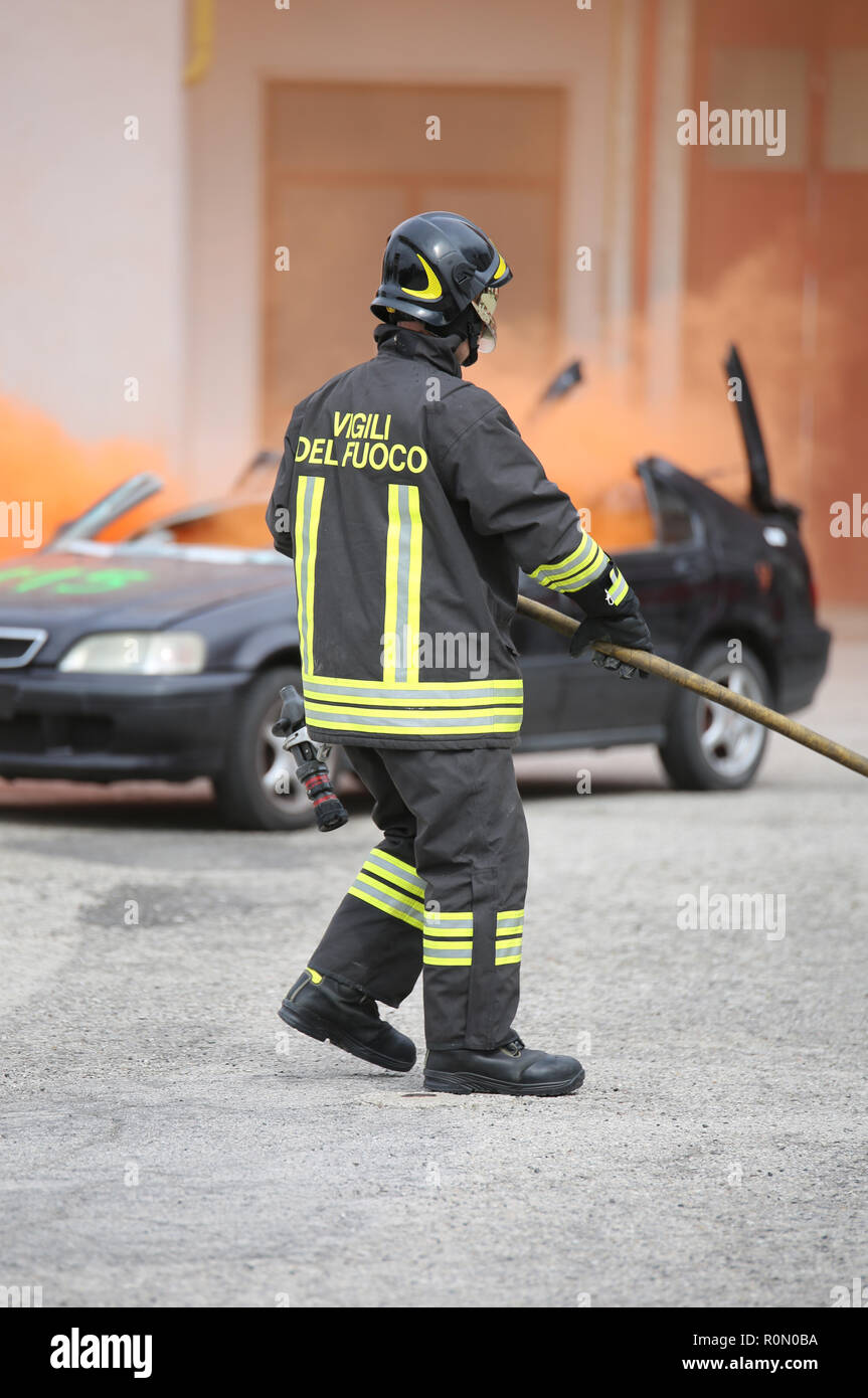 Italia, Italien, 10. Mai 2018: Italienische Feuerwehrmann während der Übung brave im Fire Station mit dem Feuerwehrauto. Der text Vigili del Fuoco bedeutet Fir Stockfoto
