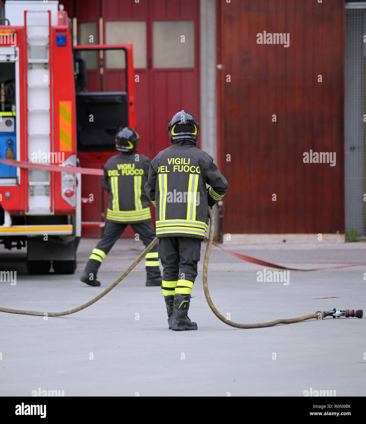 Italia, Italien, 10. Mai 2018: Italienische Feuerwehrleute mit Feuer Lkw während einer praktischen Rescue Übung Stockfoto
