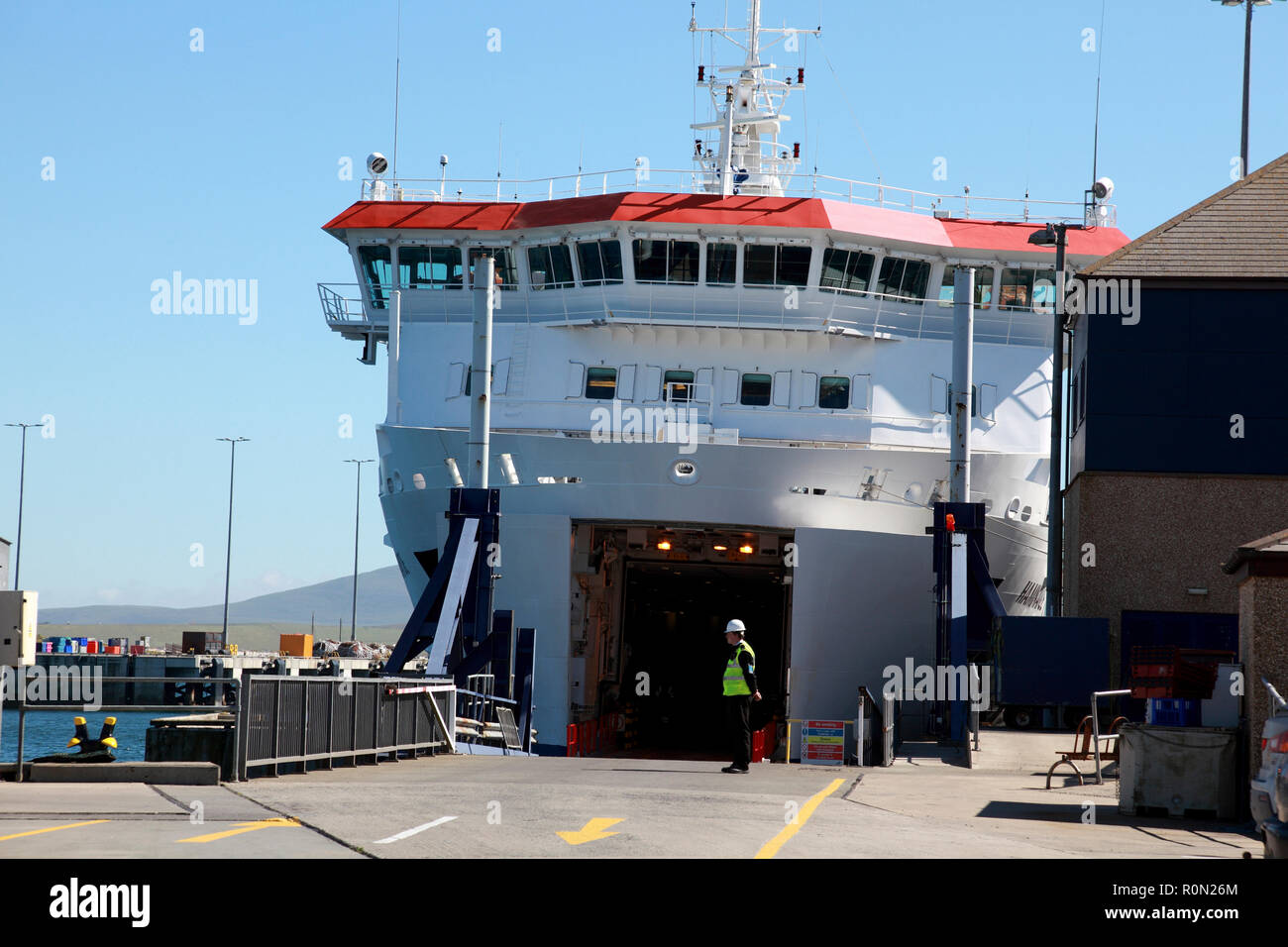 Wenn die Ro-Ro-Fähre NorthLink Hamnavoe, betrieben von Serco Vorbereitung Autos an Bord der Fähre in Stromness, Orkney zu nehmen Stockfoto