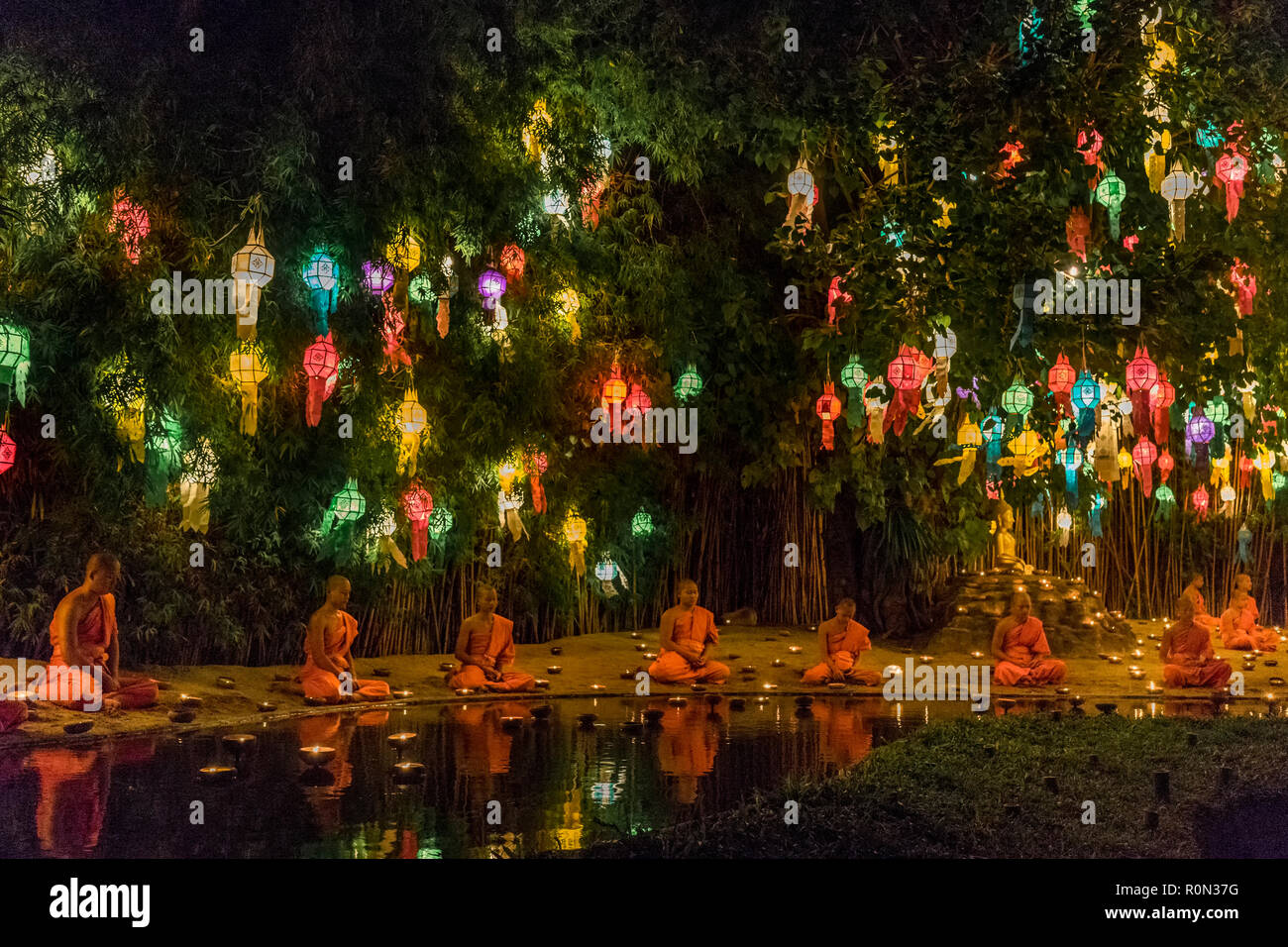 Buddhistische Mönche singen für Loy Krathong in Chiang Mai Stockfoto