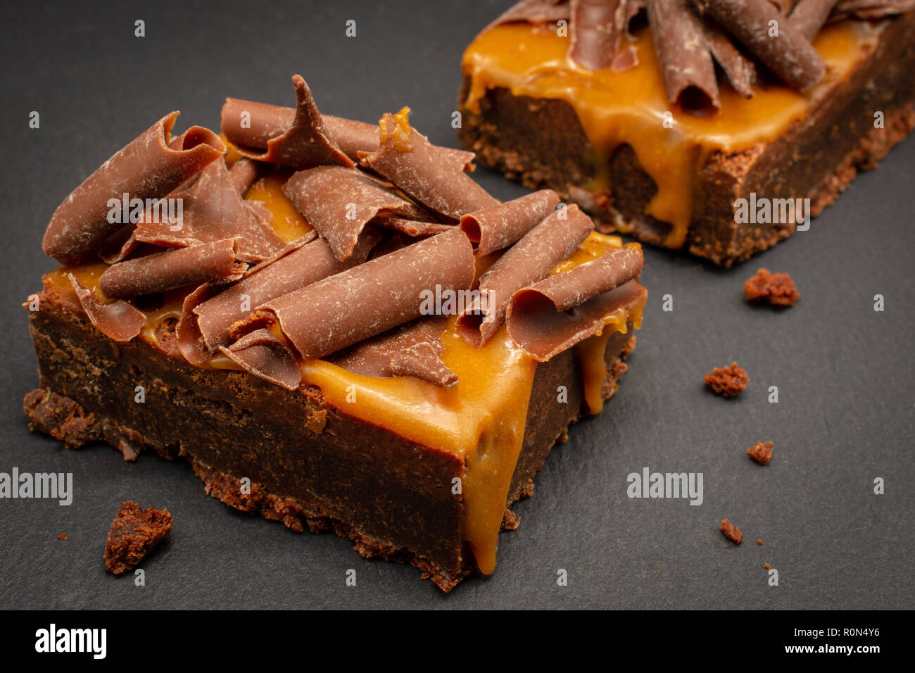 Chocolate Brownies mit gesalzener Karamellsauce und Schokolade Flocken Stockfoto