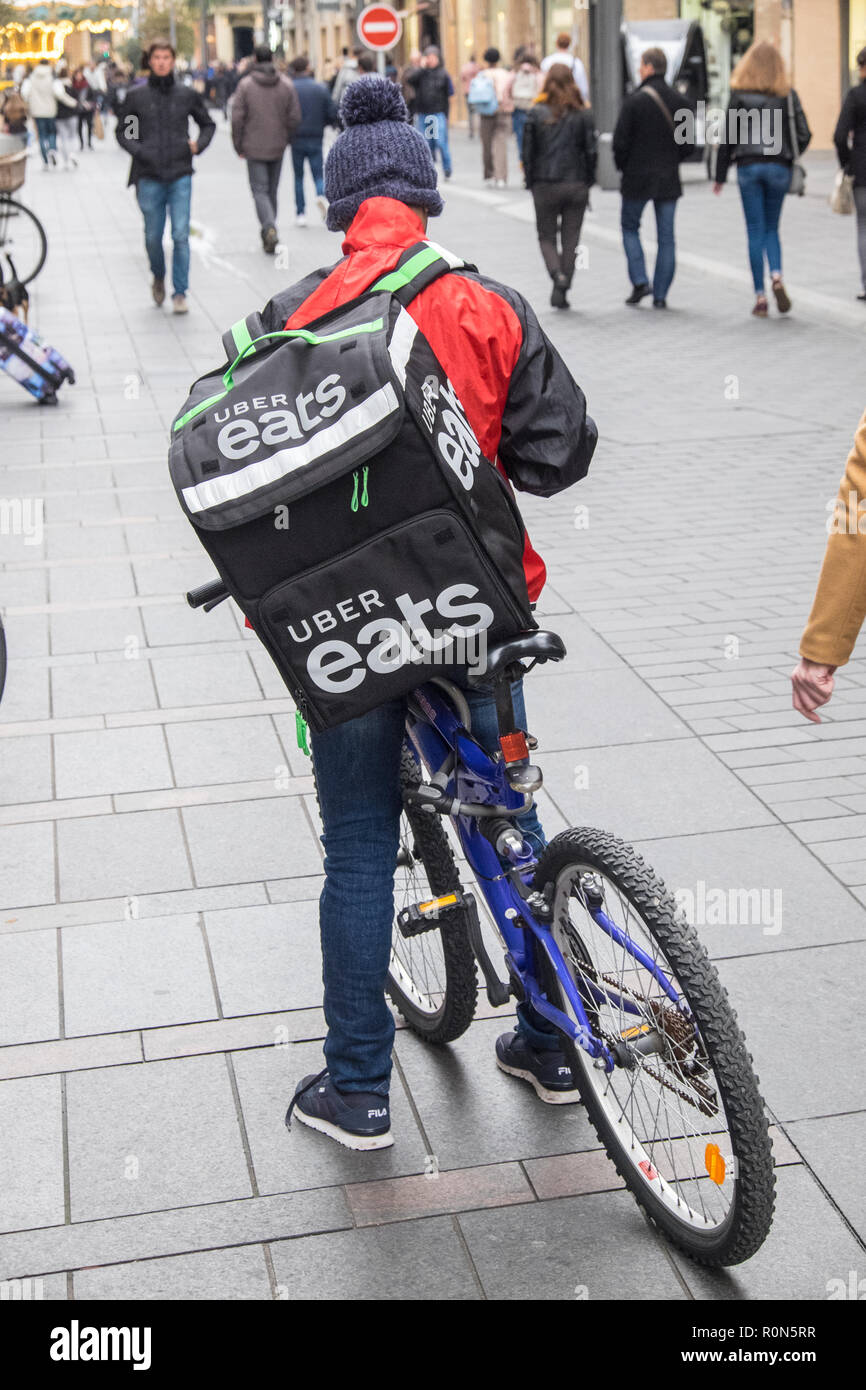 Uber isst, Radfahrer, Essen, Lieferung, Toulouse, City, Centre, Frankreich, Französisch, Europa, Europäischen, Stadt, Zentrum, Haute-Garonne, Region, Royal, Frankreich, Französisch, Stockfoto